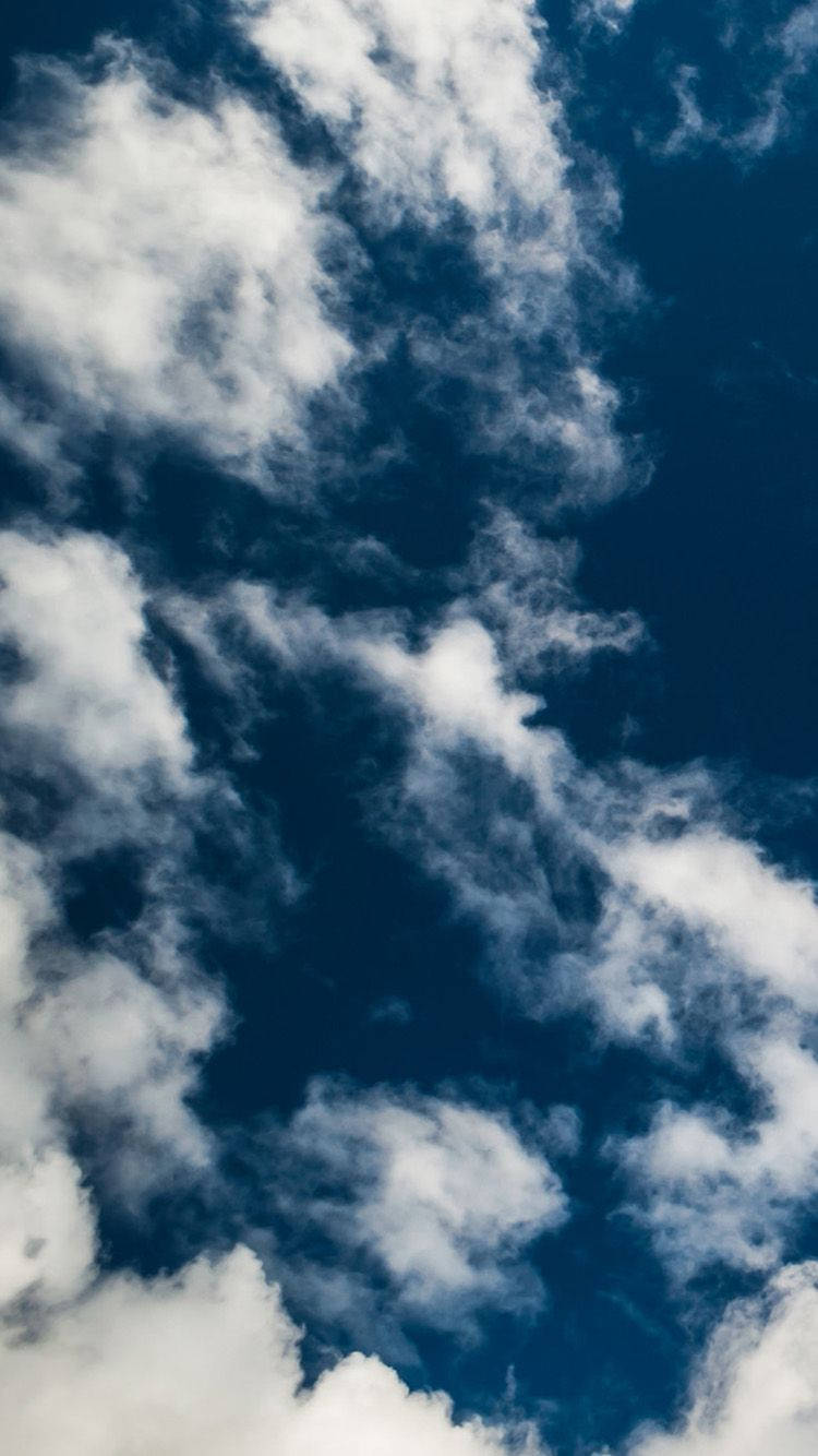 Isang Maulap na Kalangitan mula sa Taas ng iPhone Wallpaper