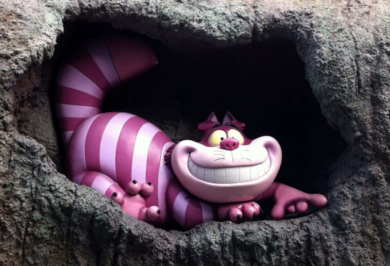 Isang mausisang Cheshire Cat na sumisilip mula sa isang makulay at parang panaginip na mundo. Wallpaper