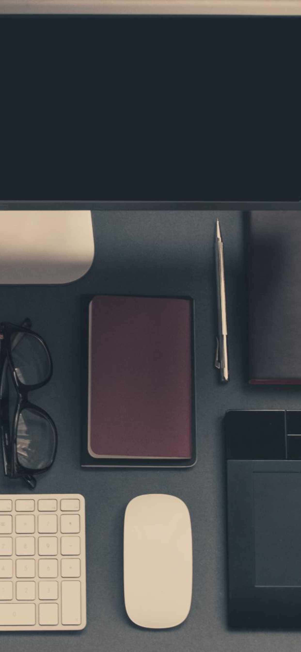 isang mesa na may computer, mouse, keyboard at salamin Wallpaper