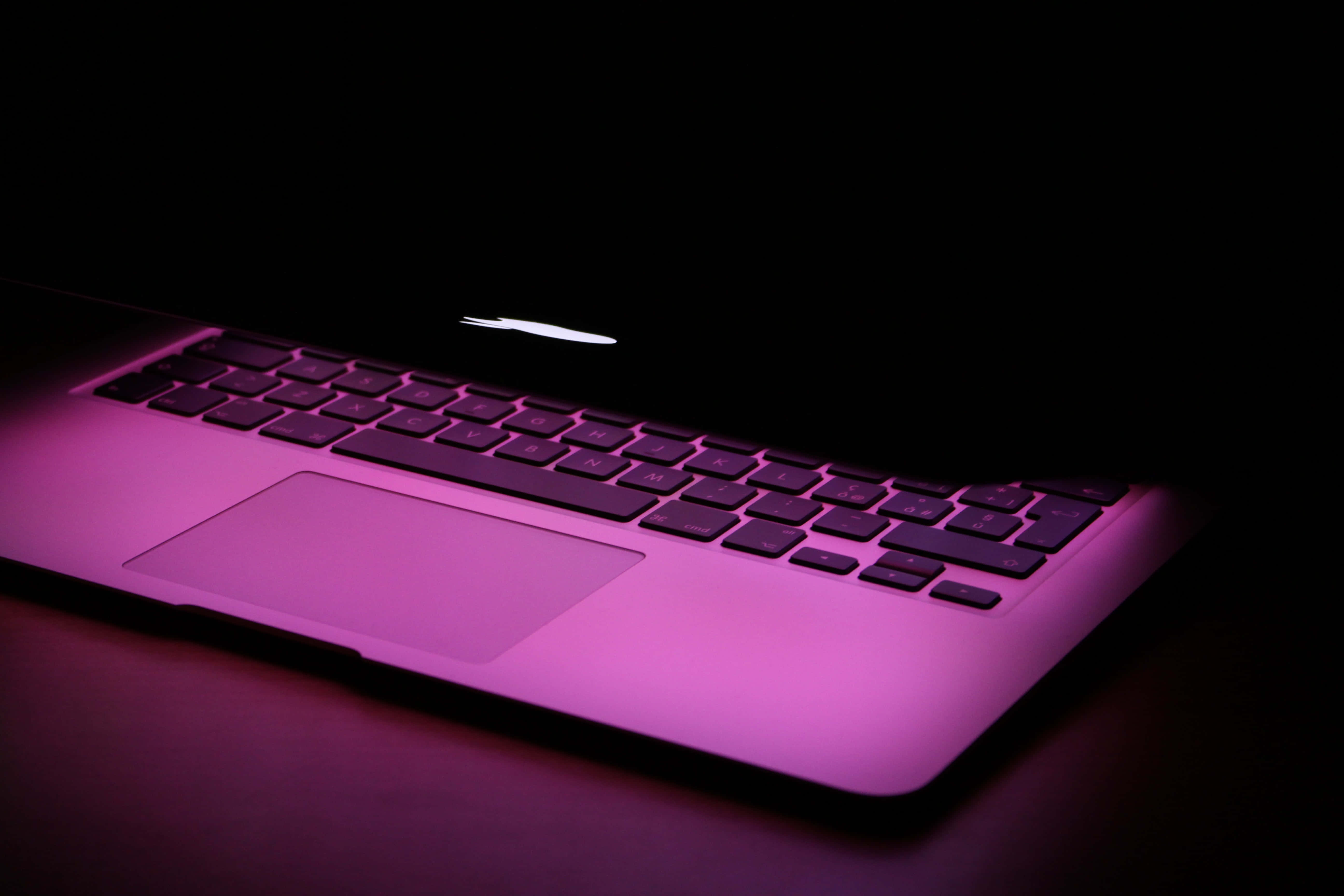 Isang minimalistang disenyo na nagtatampok ng MacBook laptop Wallpaper