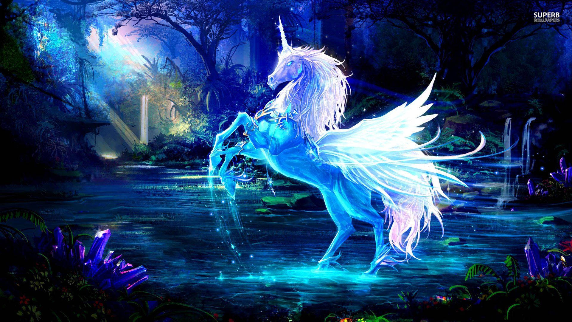 Isang mitolohikal, bahagharing-kulay na Unicorn na nakatingin sa unahan na may determinadong ekspresyon Wallpaper