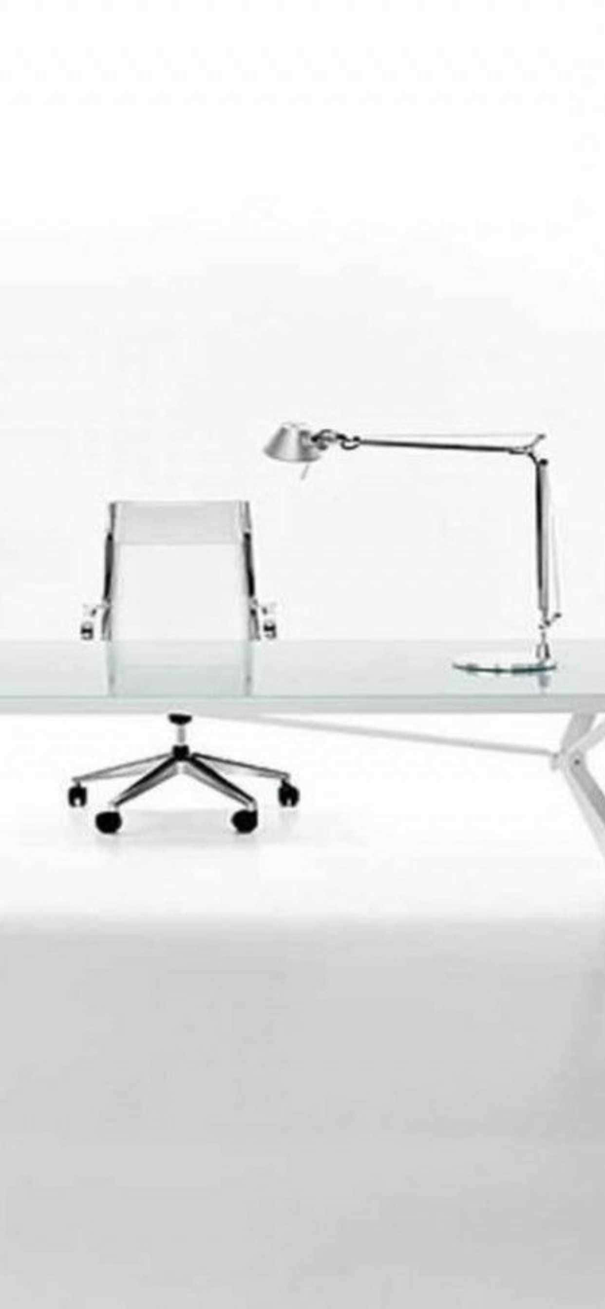 isang modernong glass office desk na may upuan at lampara Wallpaper