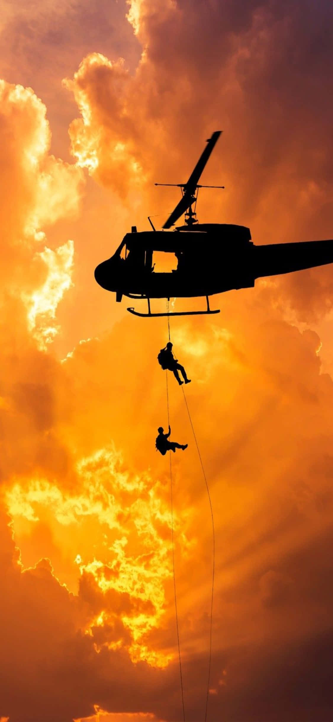 Isang modernong helicopter sumasakay laban sa isang asul na langit na sinindihan ng isang magandang sunset. Wallpaper
