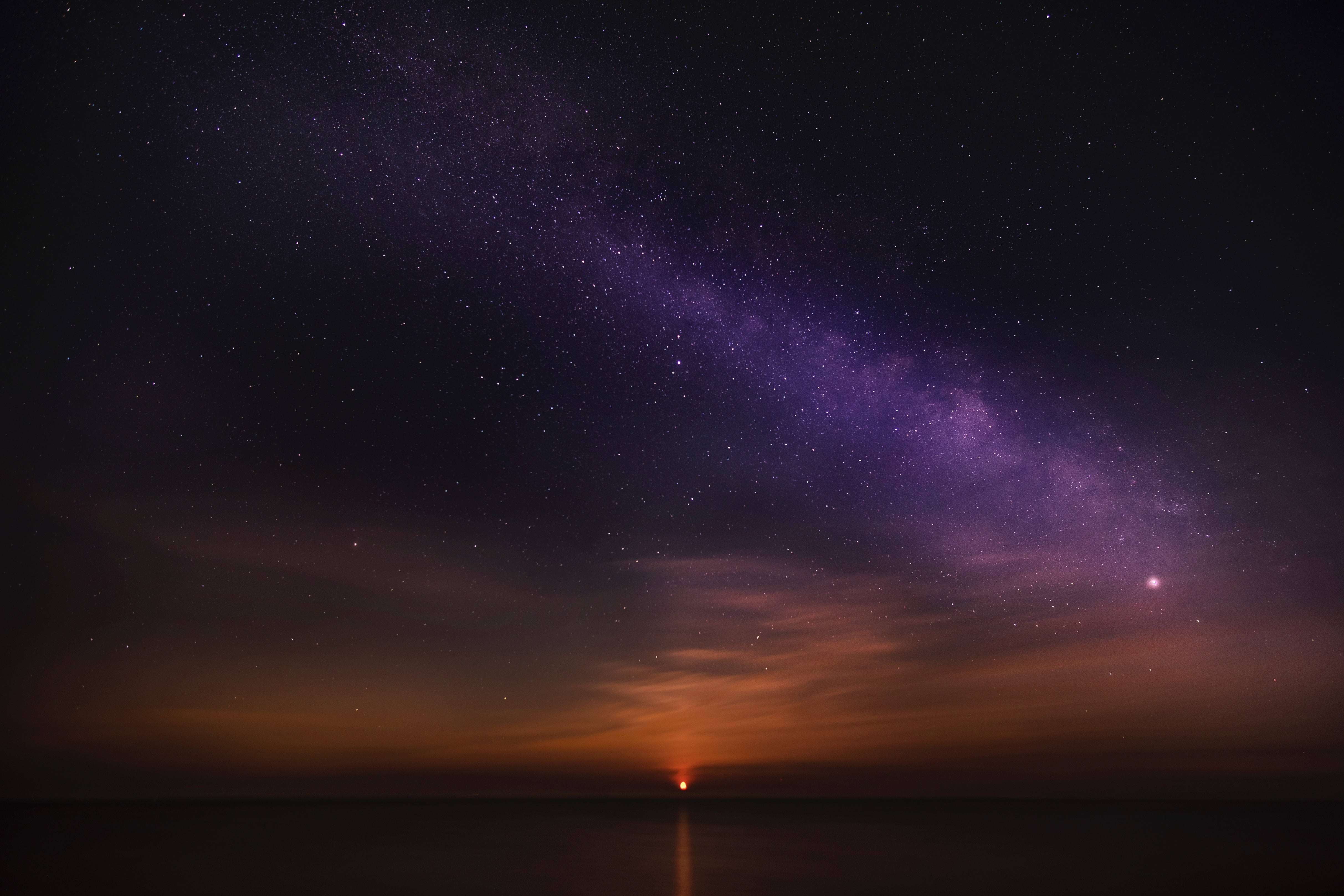Isang Nakakagandang Pagsikat ng Araw na May Maliwalong Abot-tanaw Wallpaper