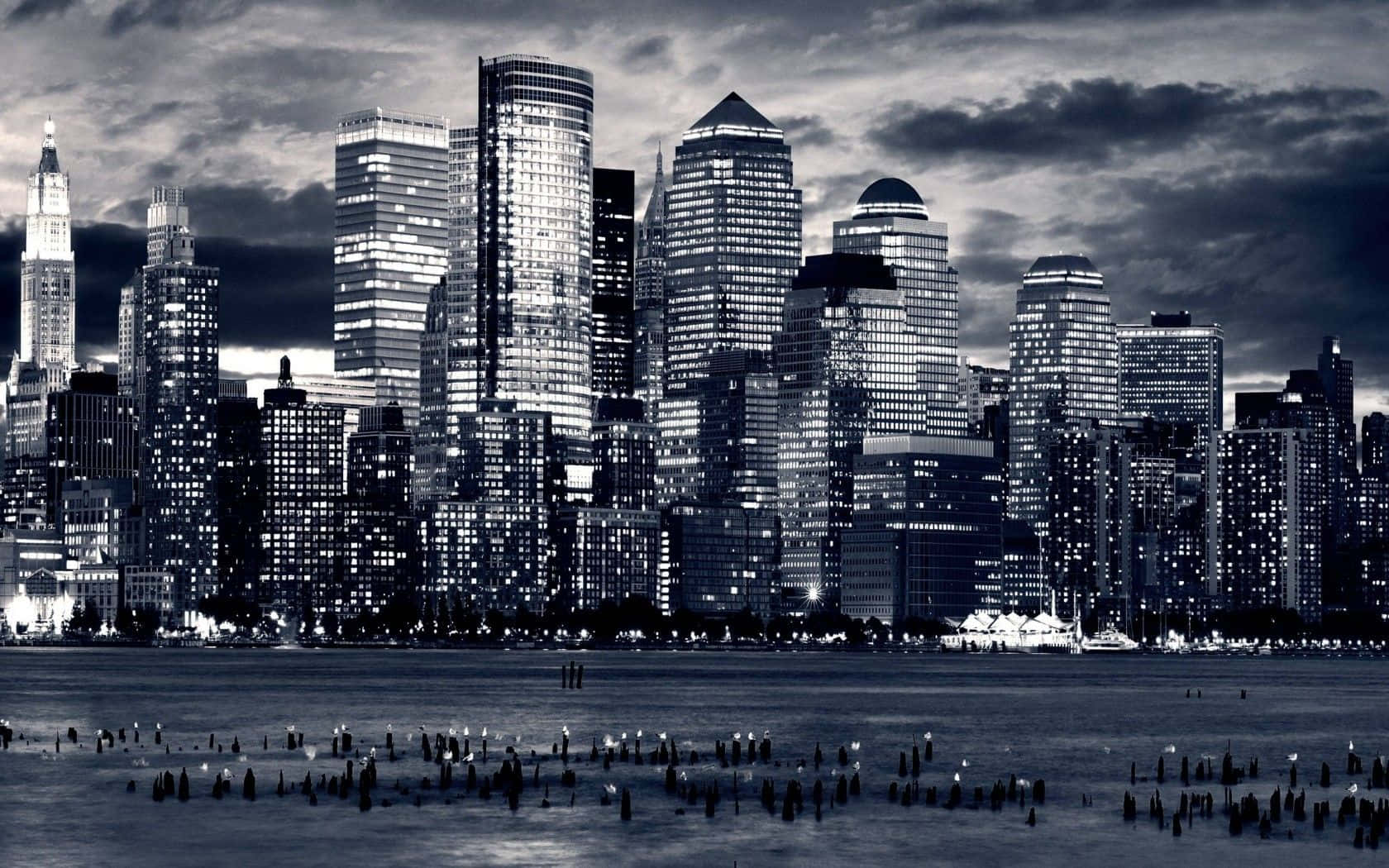 Isang nakamamanghang at misteryosong tanawin ng skyline ng lungsod sa isang nakakatakot na gabi Wallpaper