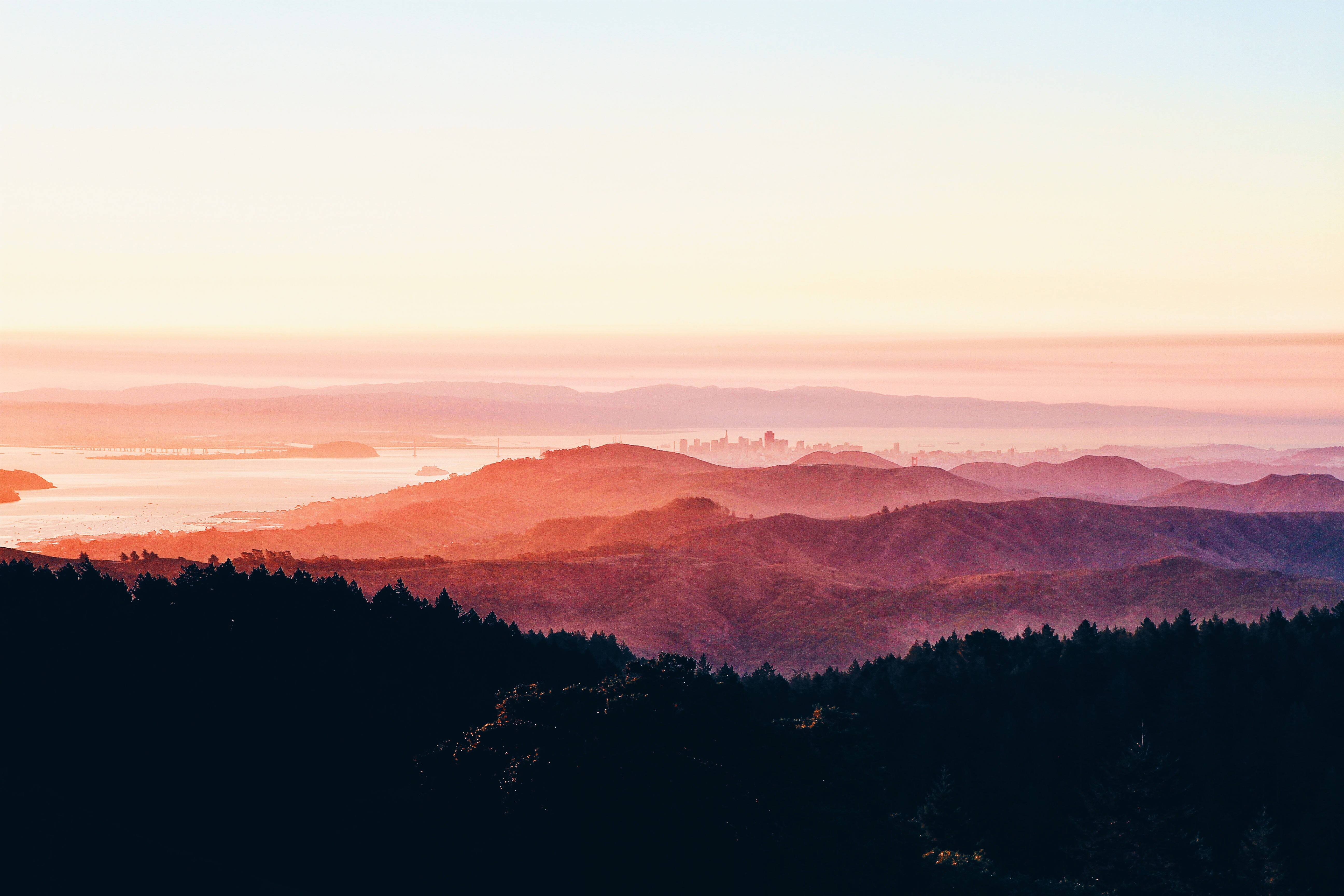 Isang nakamamanghang paglubog ng araw sa isang hanay ng bundok Wallpaper