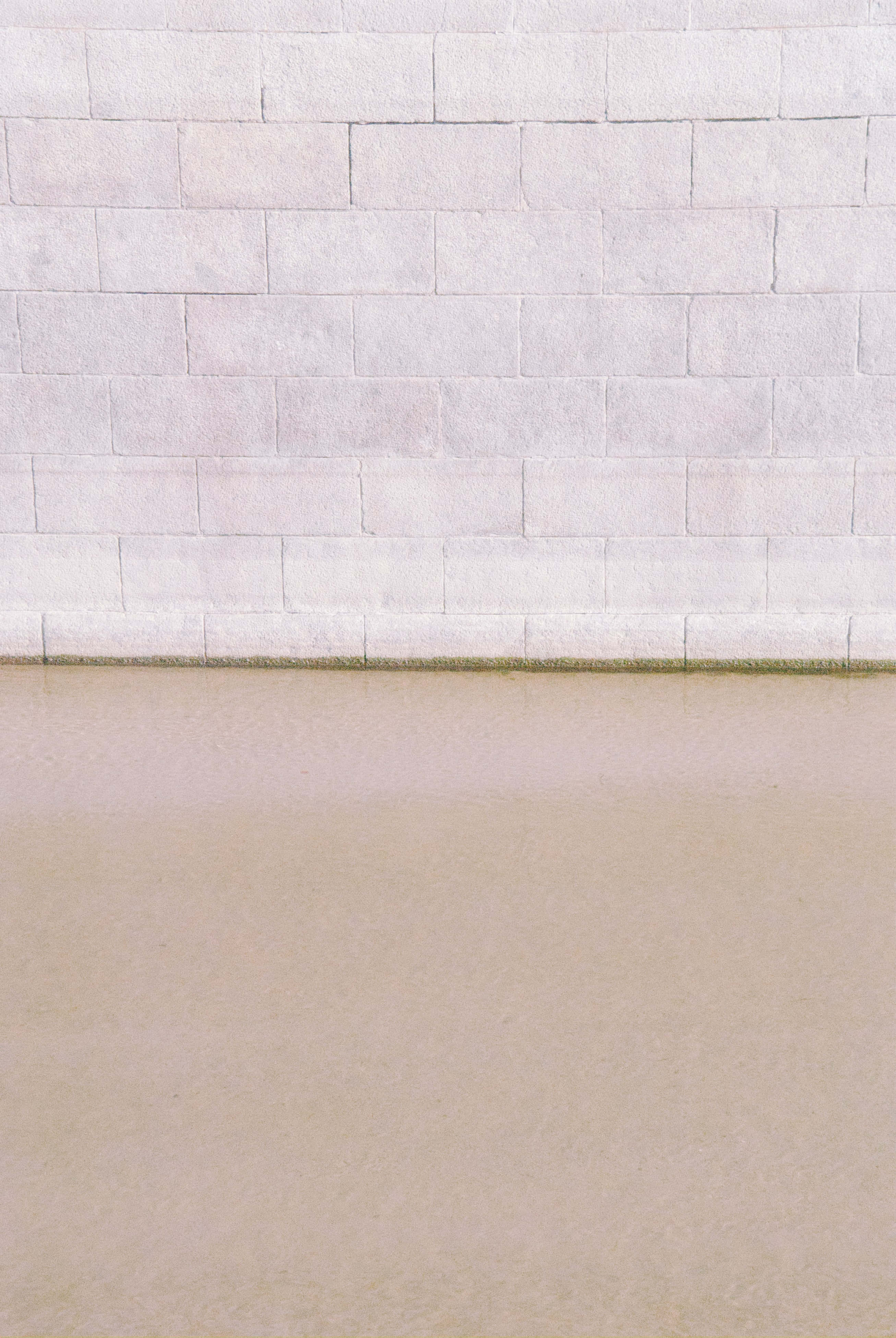 Isang nasirang puting brick na pader Wallpaper