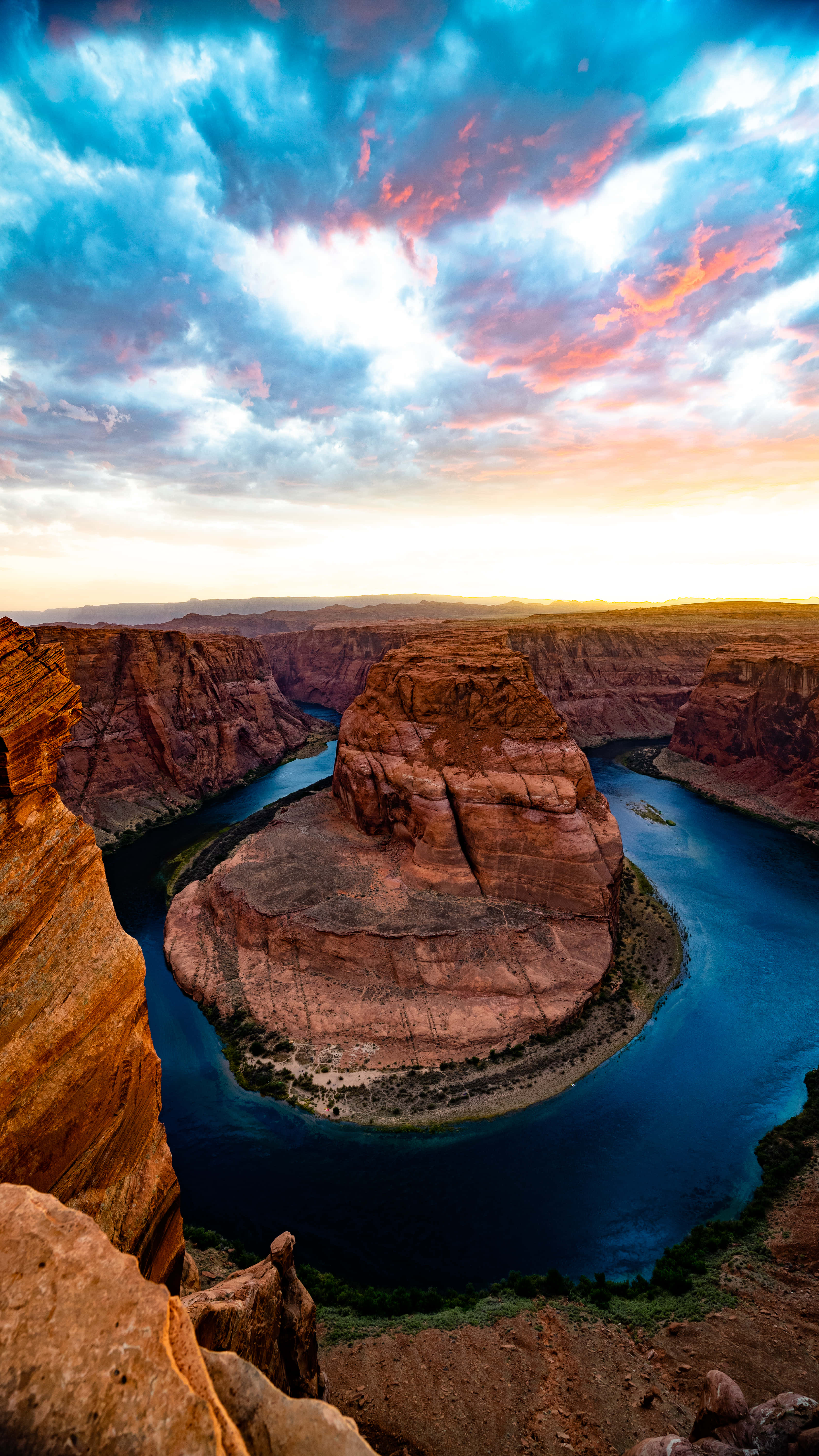 isang paglubog ng araw sa ilog sa Horseshoe Canyon Wallpaper
