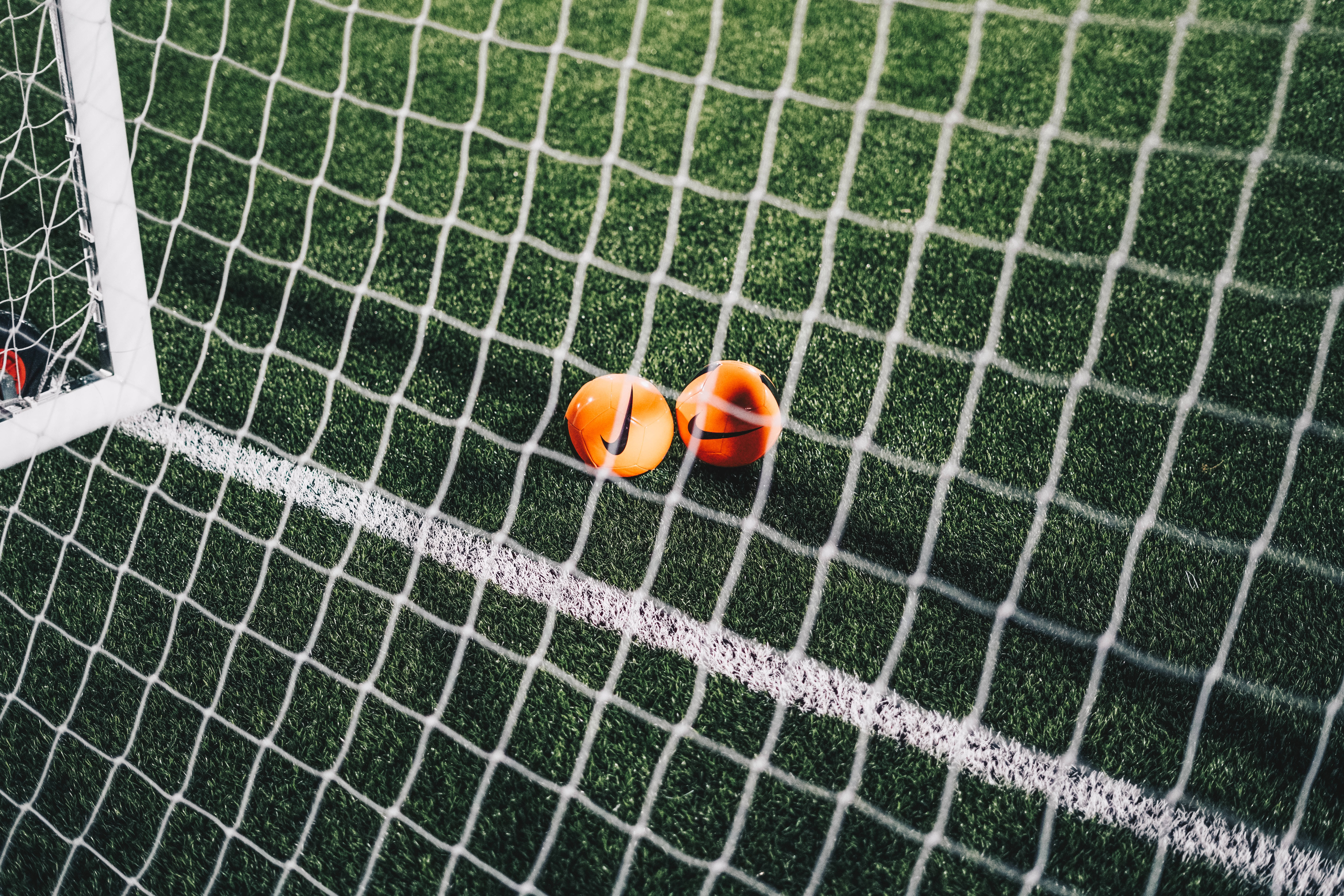 Isang Pangarap na Natupad: Paglalaro ng Propesyonal na Football sa Harap ng Libu-libo Wallpaper