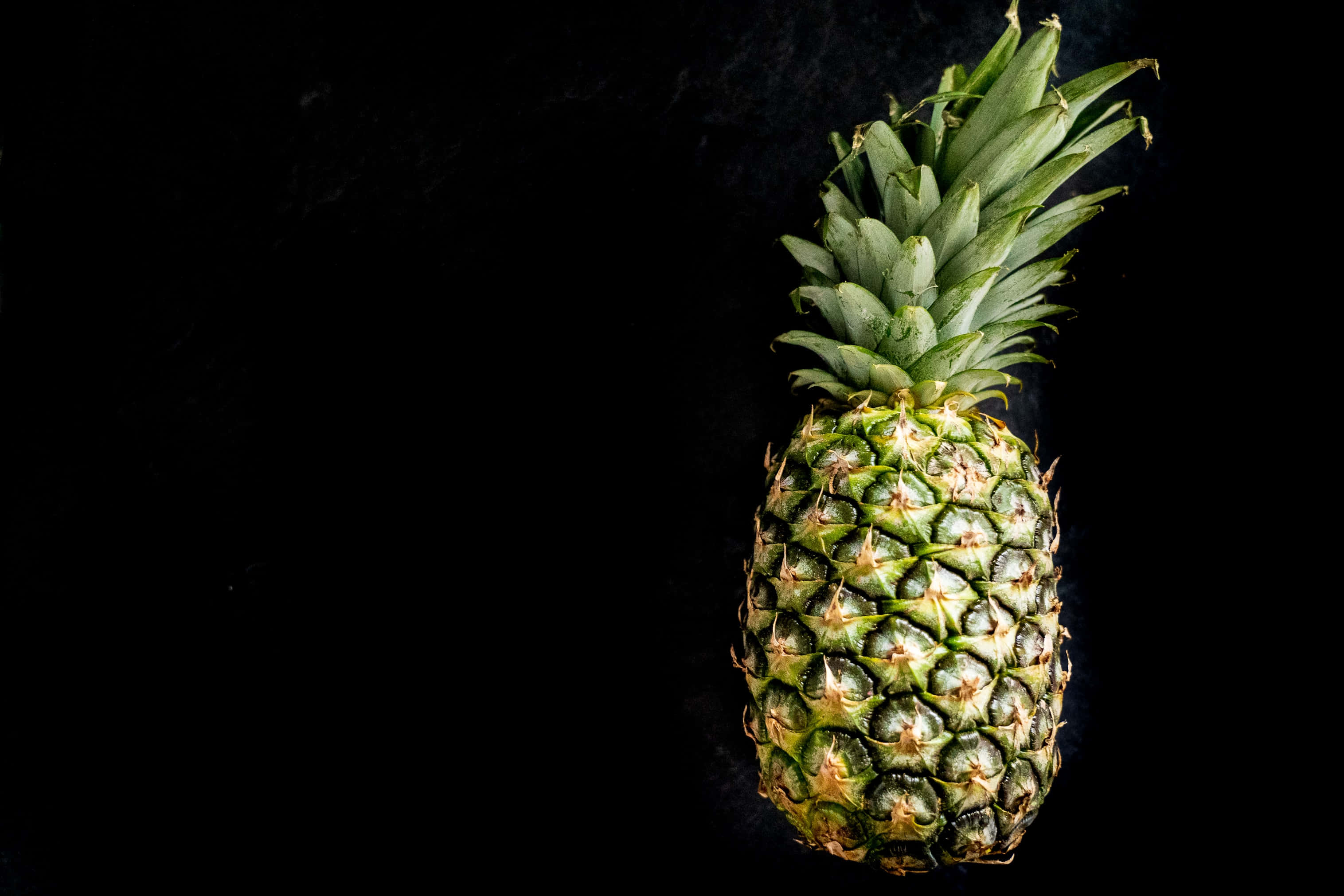 Isang perpektong araw para sa isang nakakapreskong pineapple drink Wallpaper