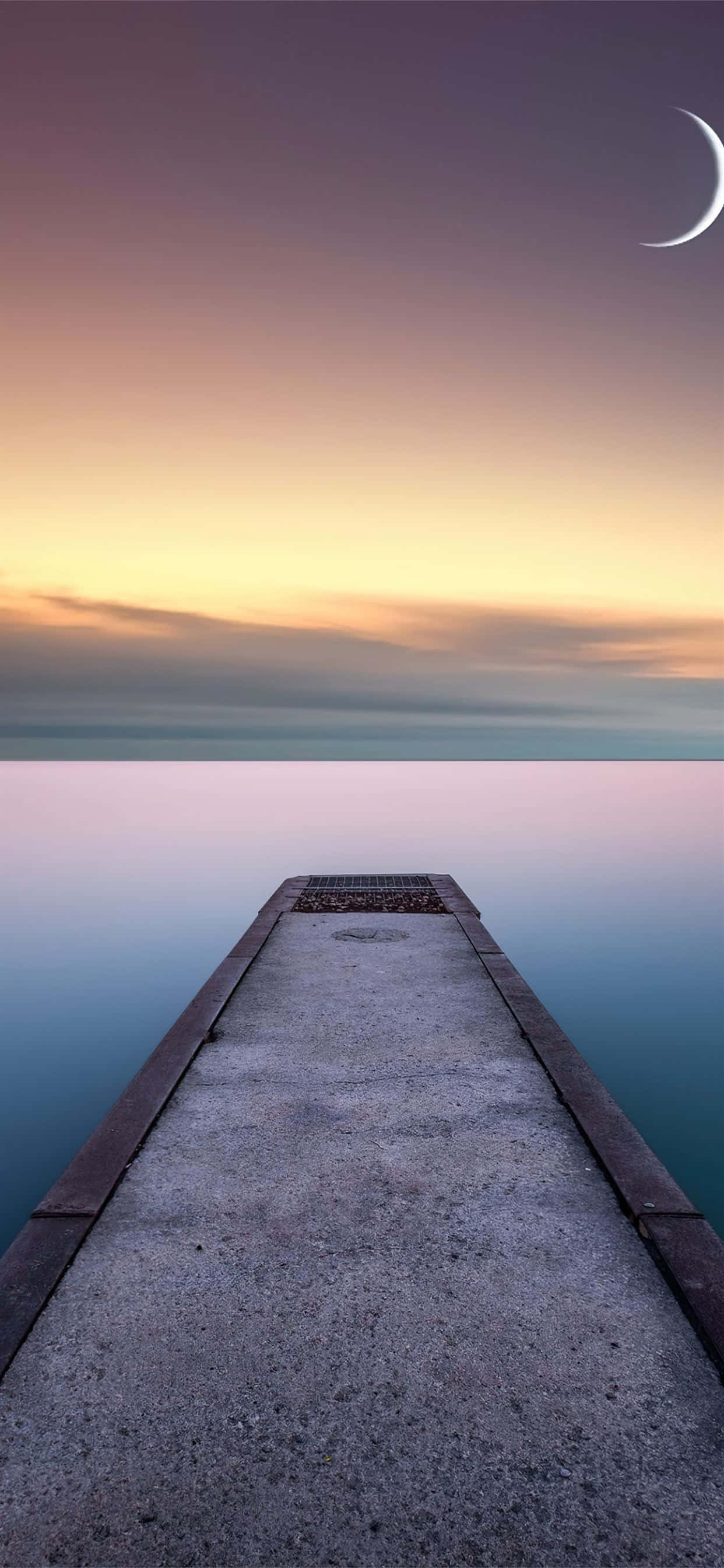 isang pier patungo sa tubig na may gasuklay na buwan Wallpaper