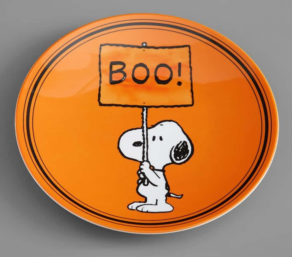 isang plato na may snoopy na may hawak na karatulang boo Wallpaper