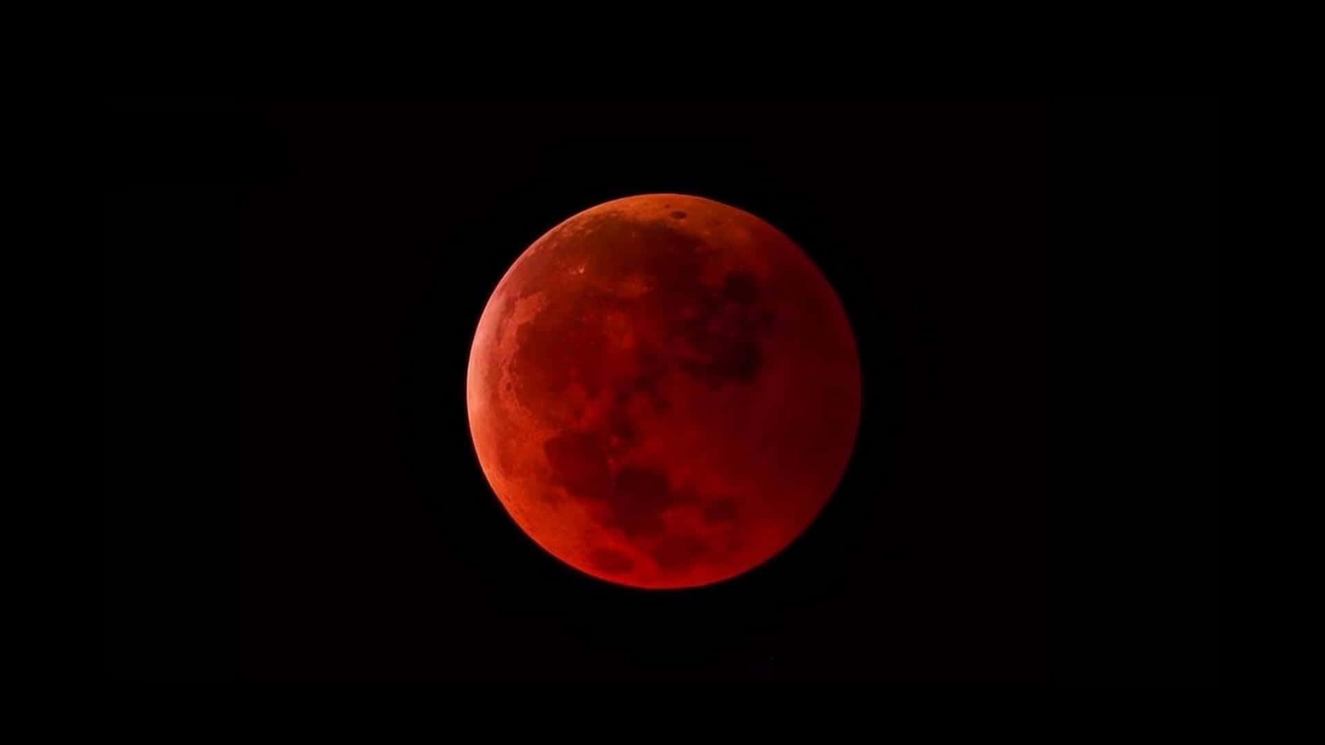 isang pulang buwan ang makikita sa kalangitan Wallpaper