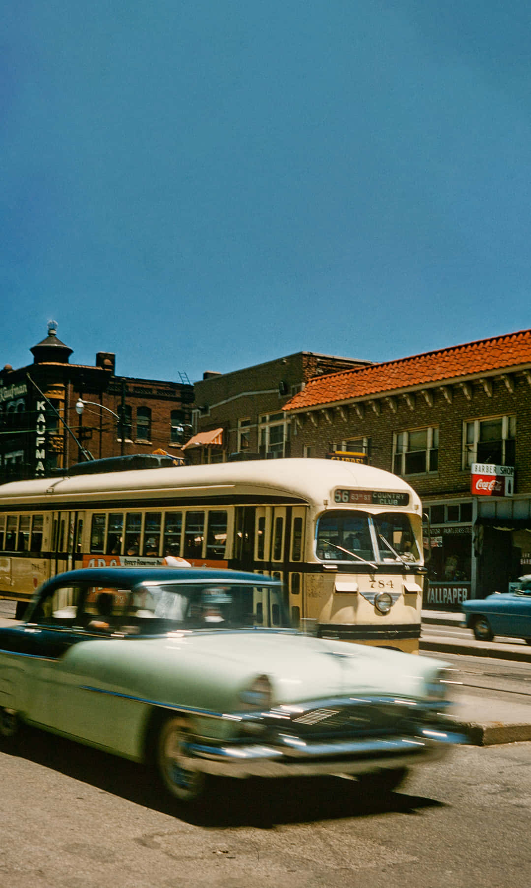 Isang Pulang Tram na Dumadaan sa Main Street sa Kansas City Wallpaper