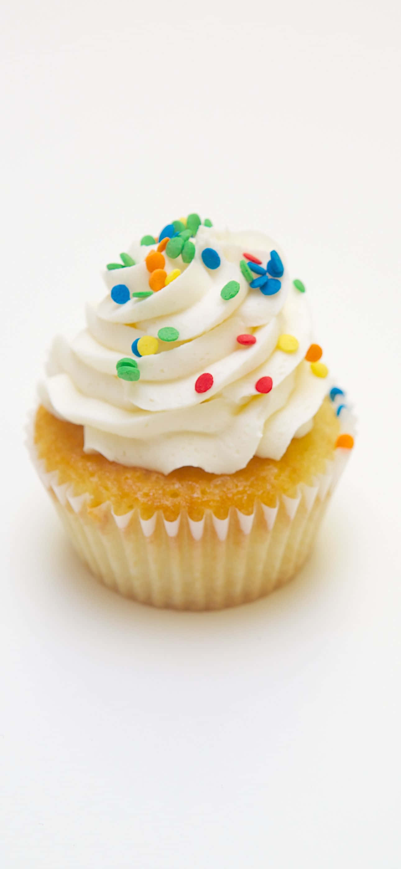 isang puting cupcake na may puting frosting Wallpaper