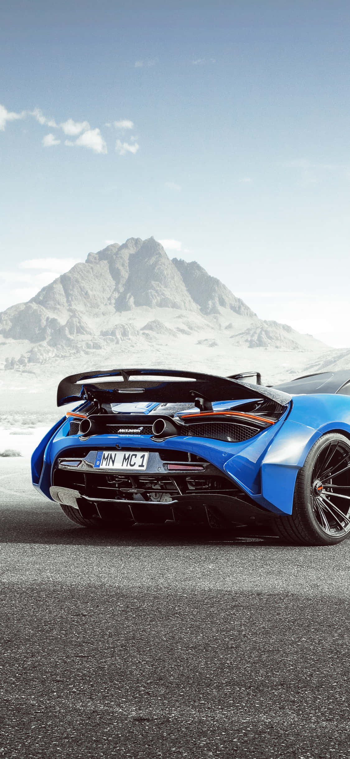 “Isang rendered na imahe ng luxurious na iPhone Xs at McLaren 720s sa parehong frame” Wallpaper