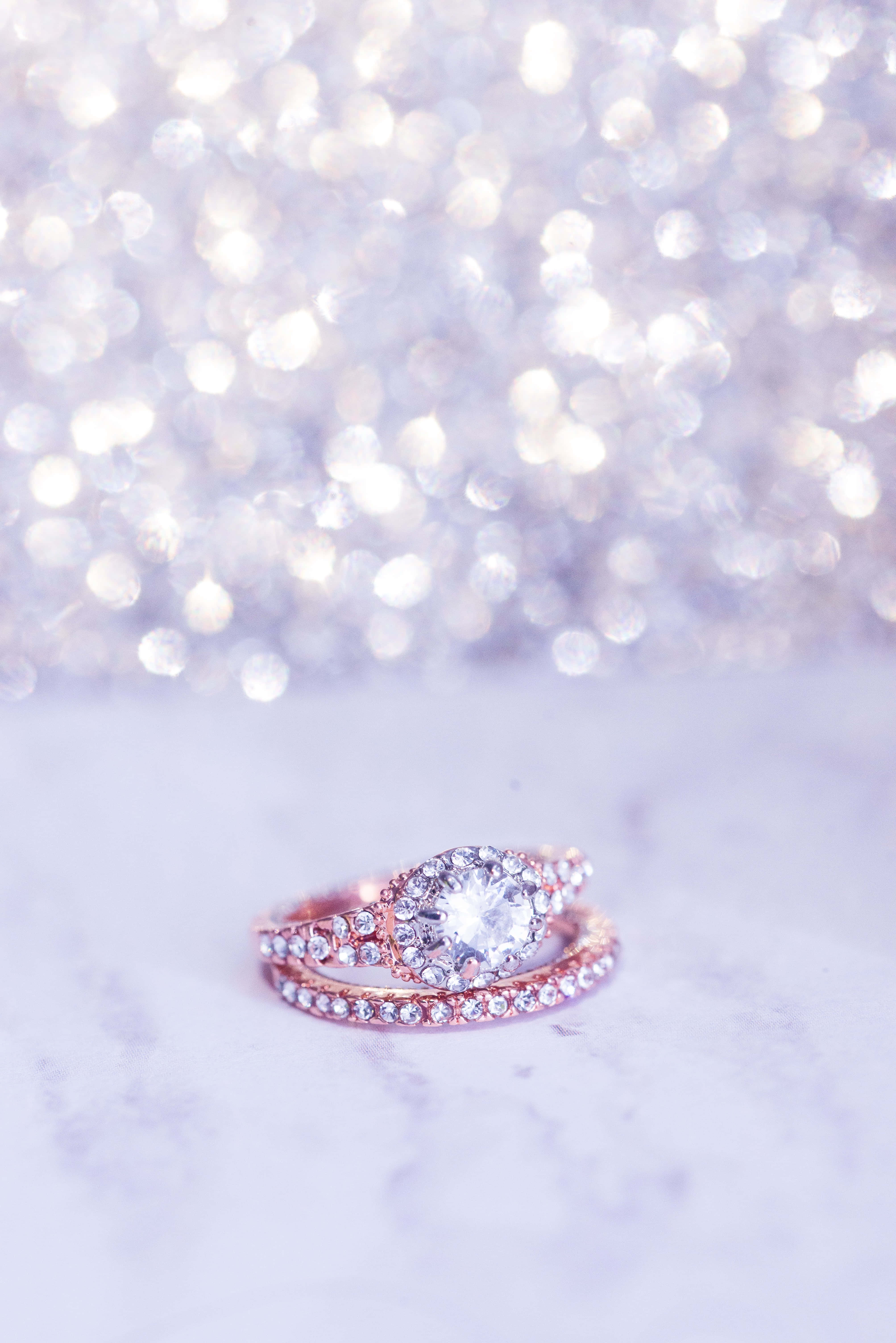 isang rose gold engagement ring na may diamond sa gitna Wallpaper