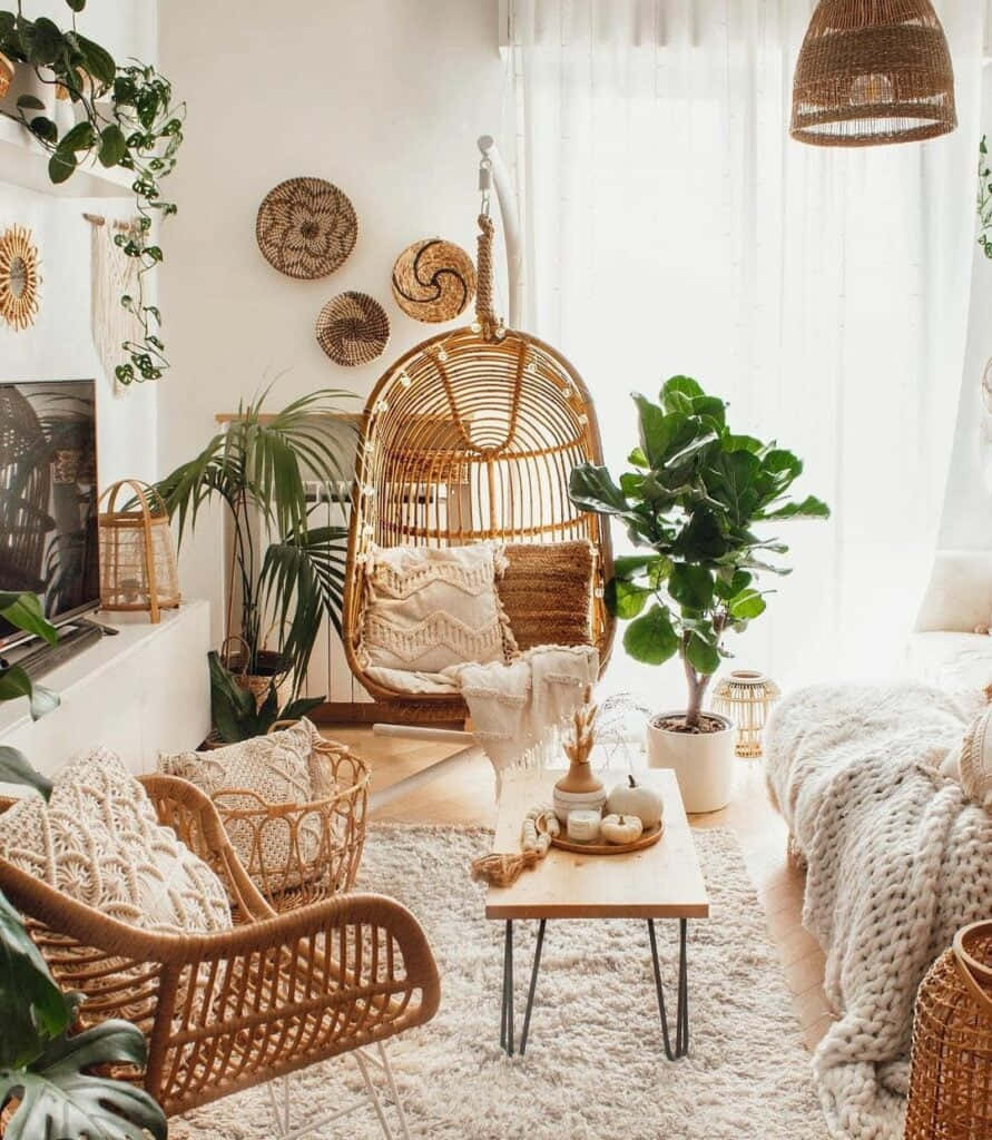isang sala na maraming halaman at wicker na kasangkapan Wallpaper