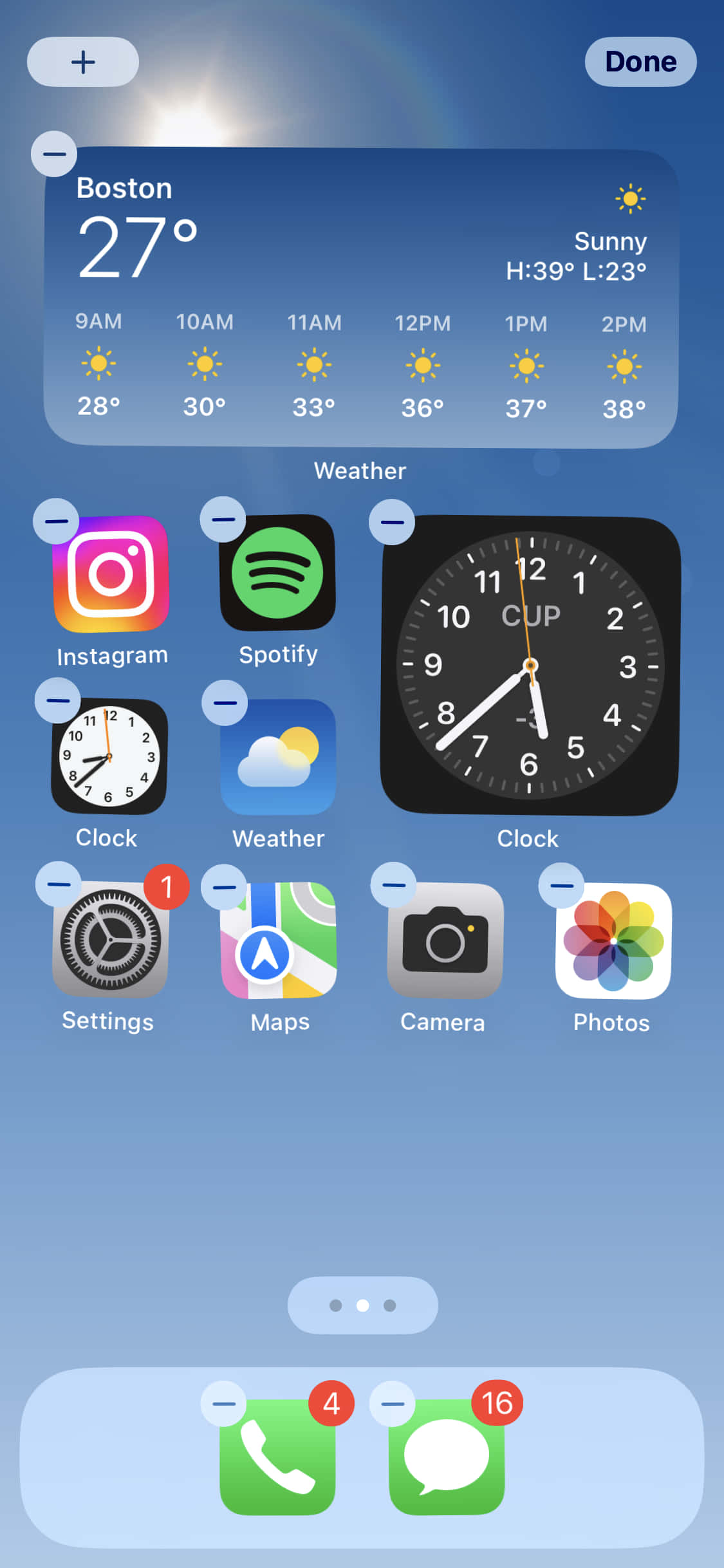 isang screenshot ng iPhone na may orasan at iba pang mga icon Wallpaper