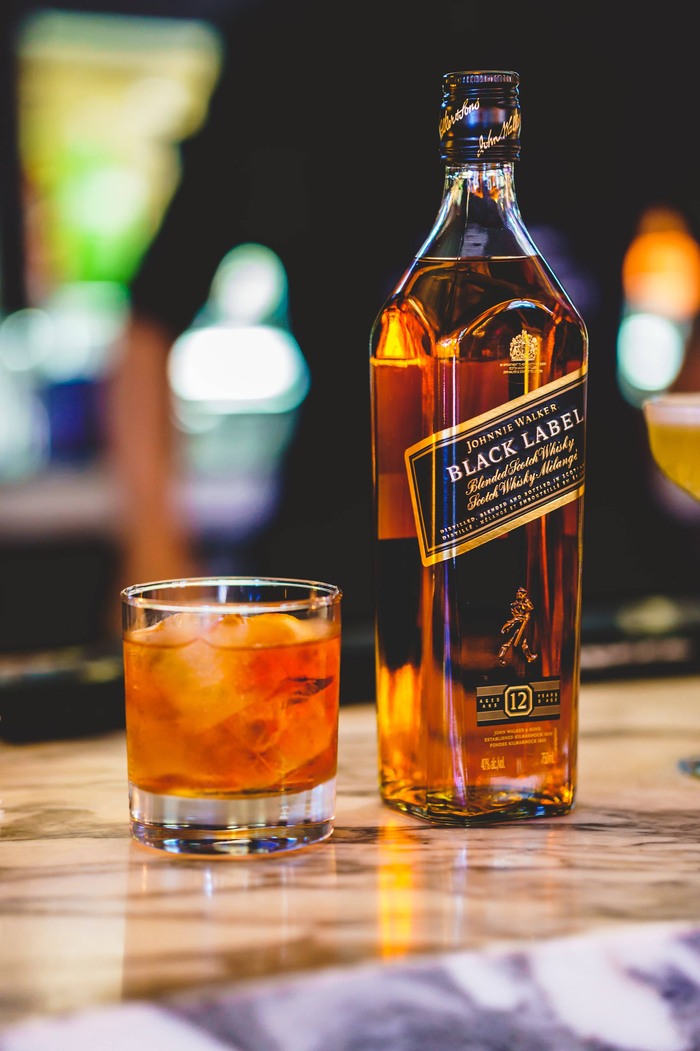 Isang Sopistikadong Panlasa - Black Label Whiskey Bote at Baso Wallpaper