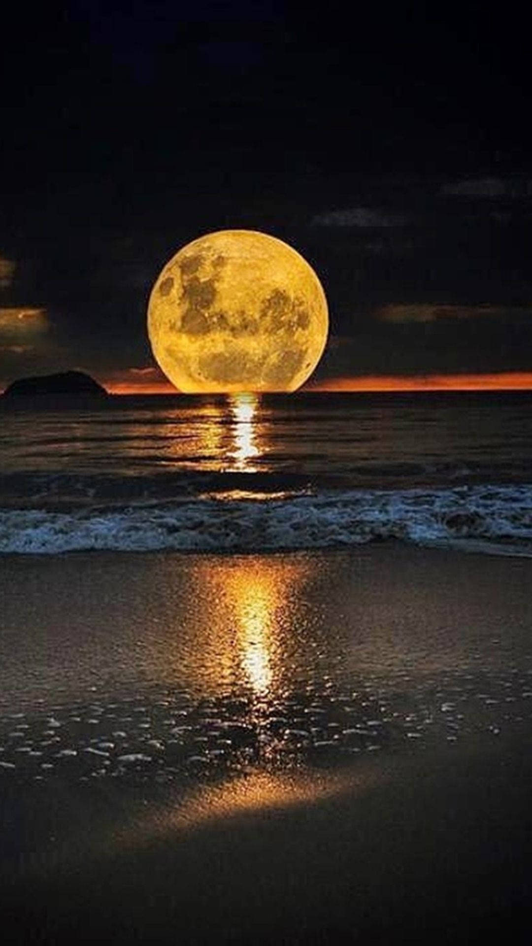 Isang Surreal na Pagninilay: Ang Telepono ng Buwan sa Dagat Wallpaper