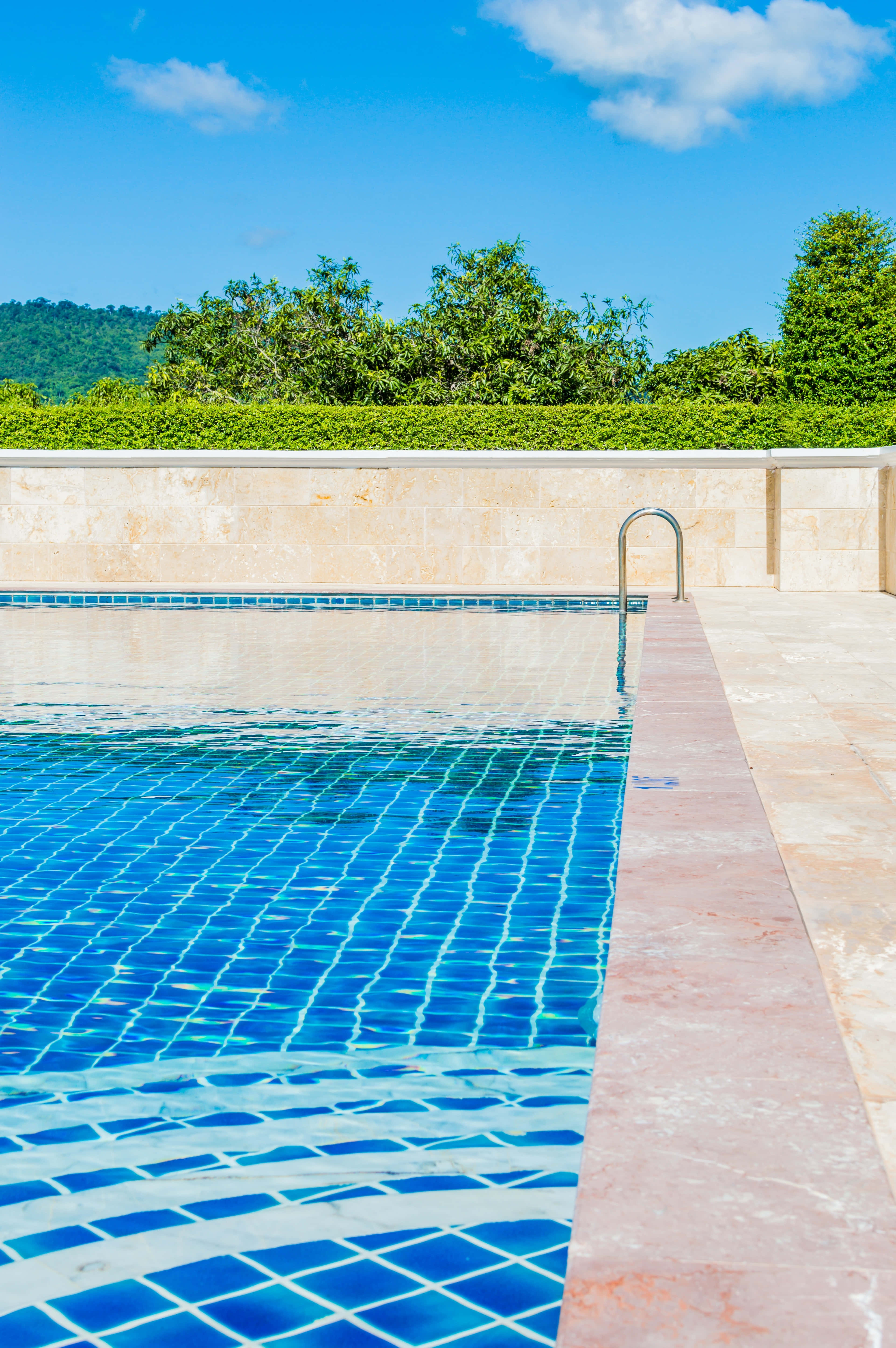 isang swimming pool na may asul na tiled floor Wallpaper