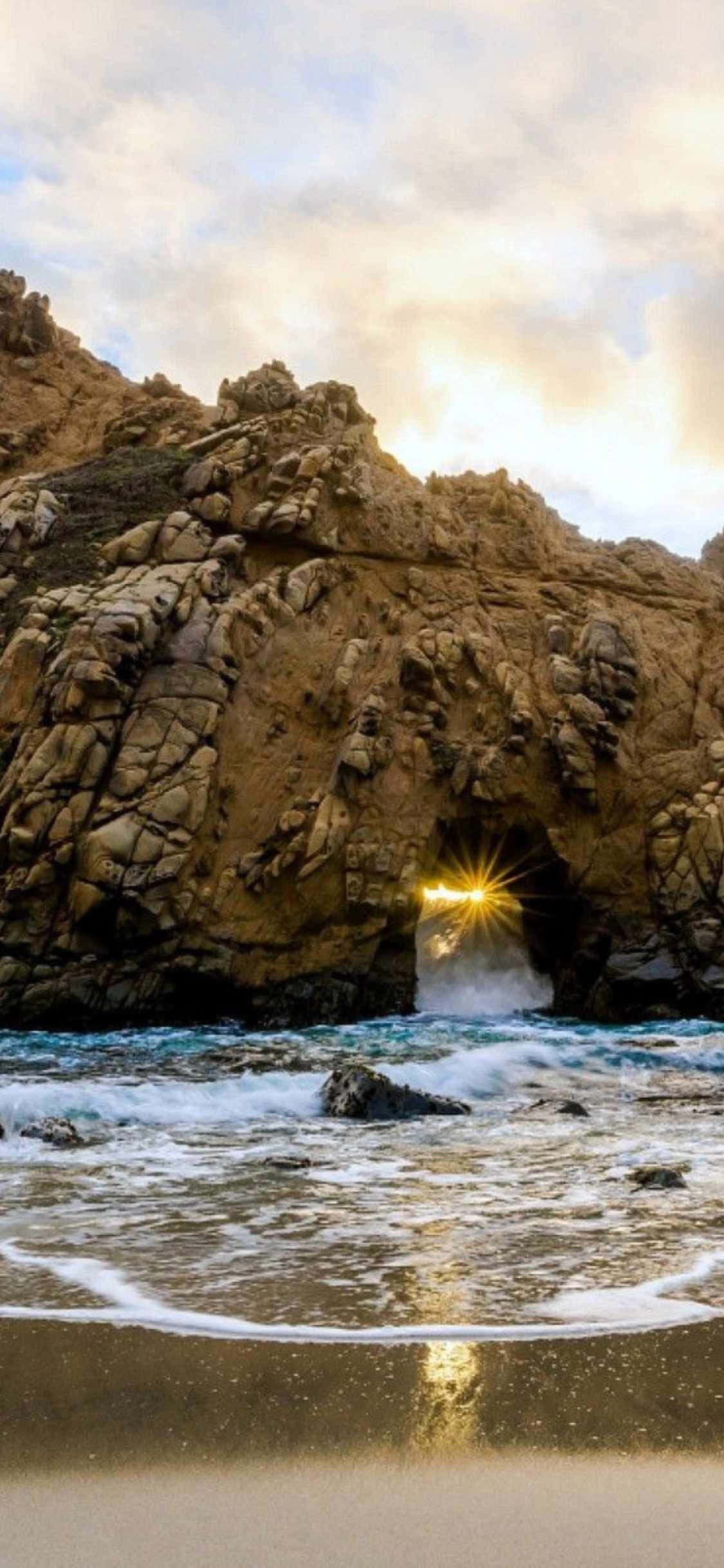 Isang tahimikong tanawin ng gintong langit ng Malibu, kinuha gamit ang isang iPhone Xs Wallpaper