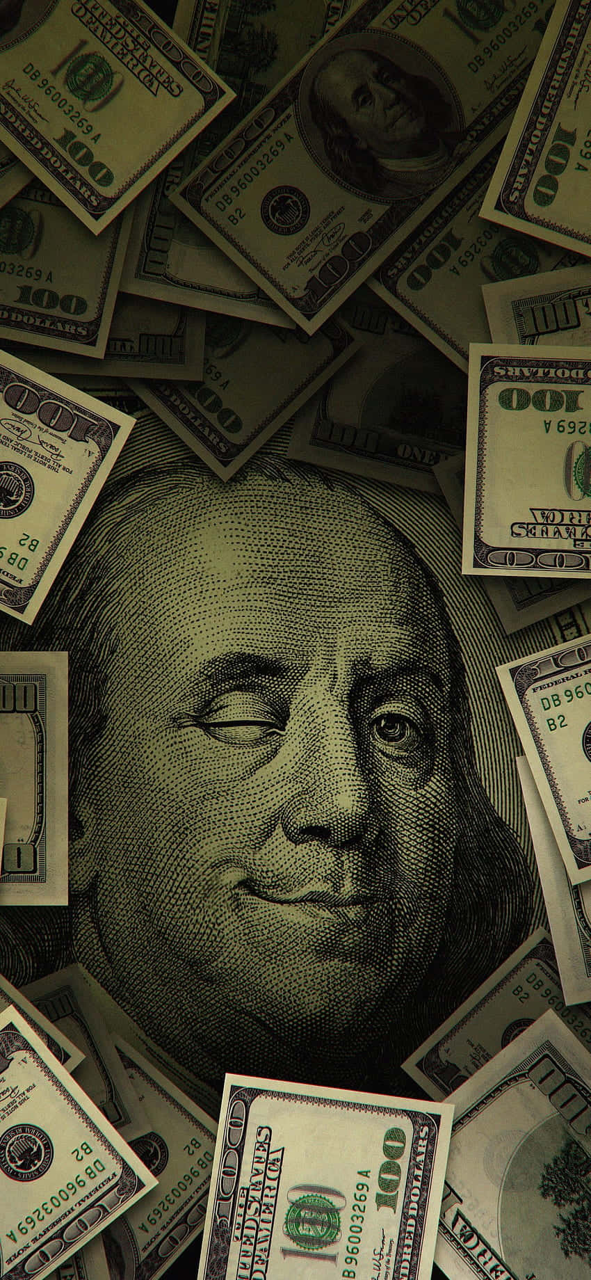 Isang tambak ng pera na may isang dollar bill sa gitna Wallpaper