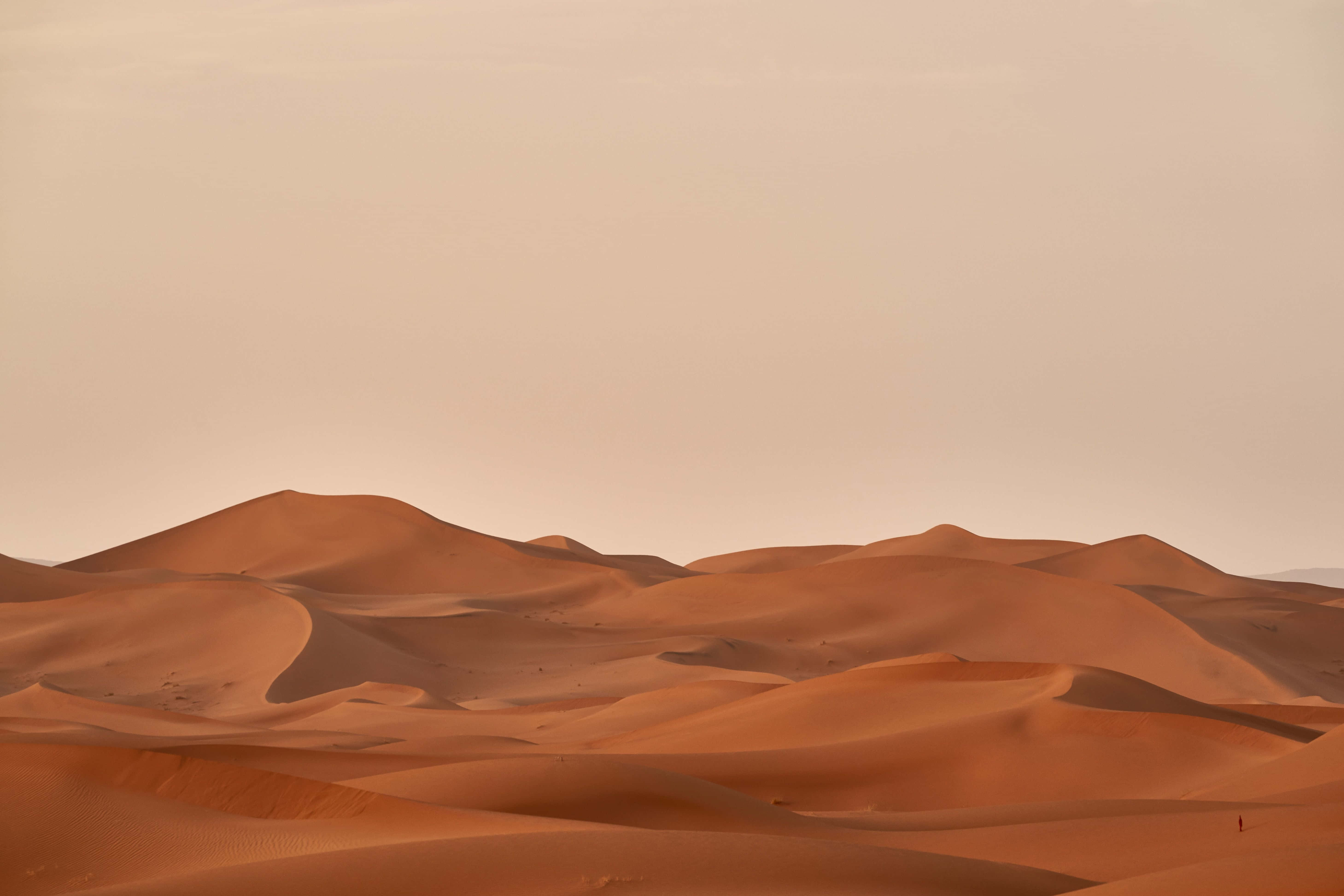 isang tanawin ng disyerto na may mga buhangin at isang sandstorm Wallpaper