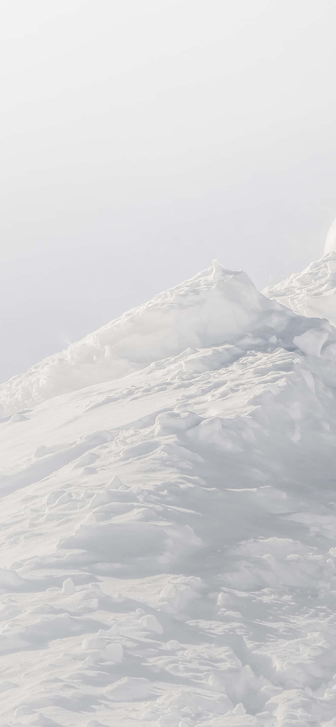 isang tao ang nag-i-ski pababa sa isang nalalat ng niyebe Wallpaper