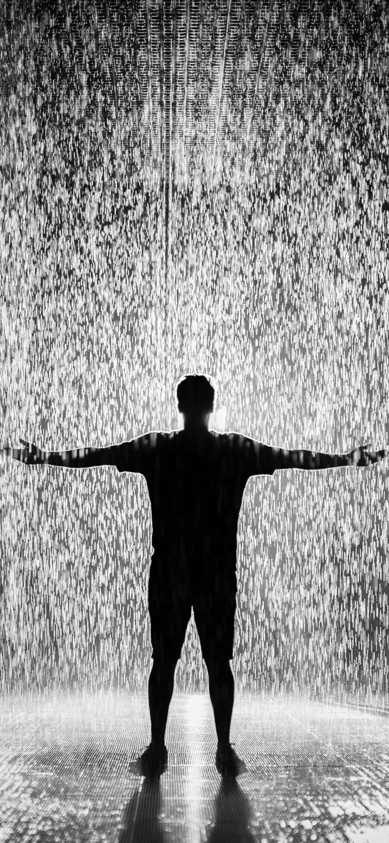 isang tao na nakatayo sa isang fountain ng tubig Wallpaper