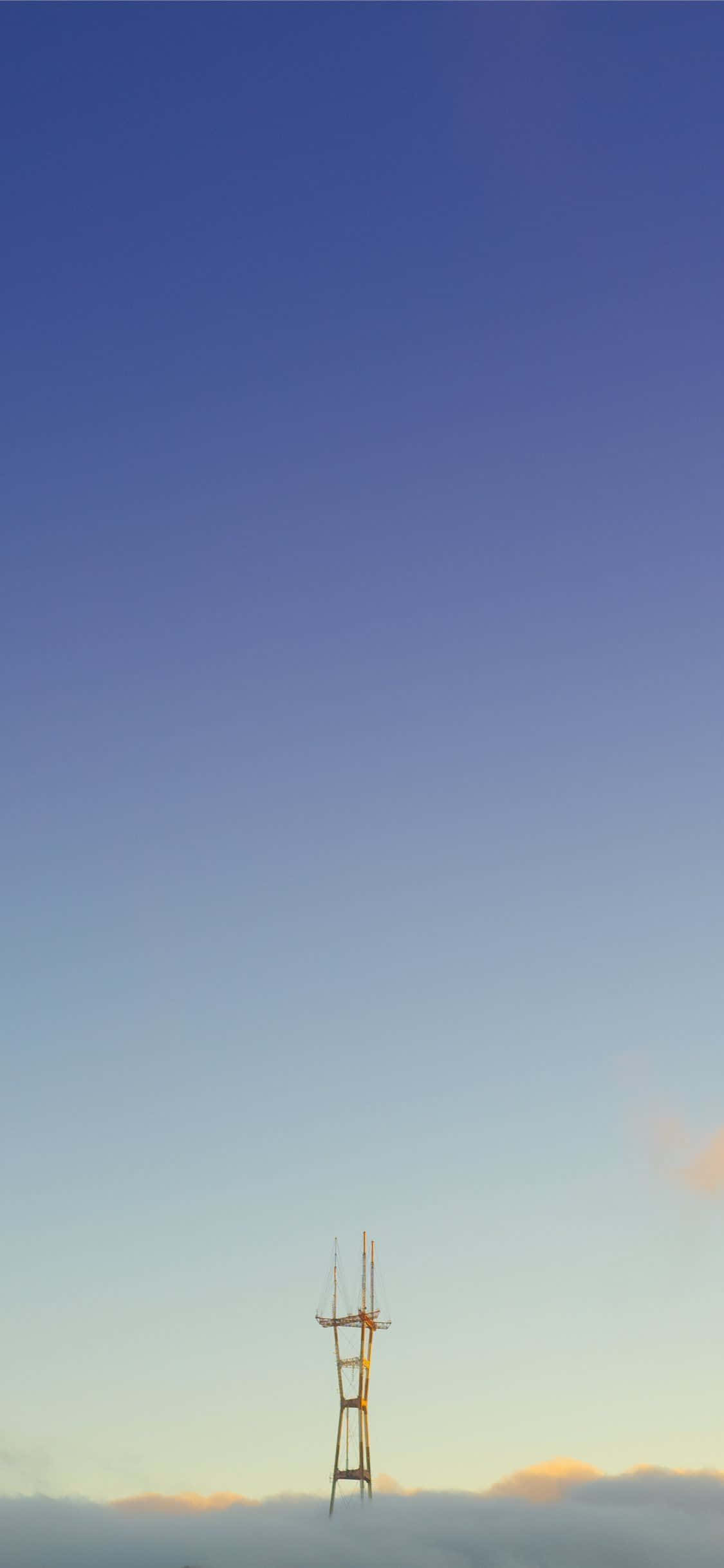 isang tore ng telepono ay nakatayo sa fog Wallpaper