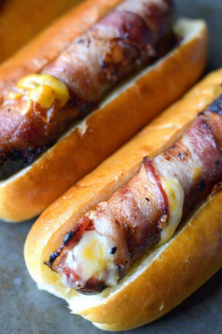 isang tray na may mga hot dog Wallpaper