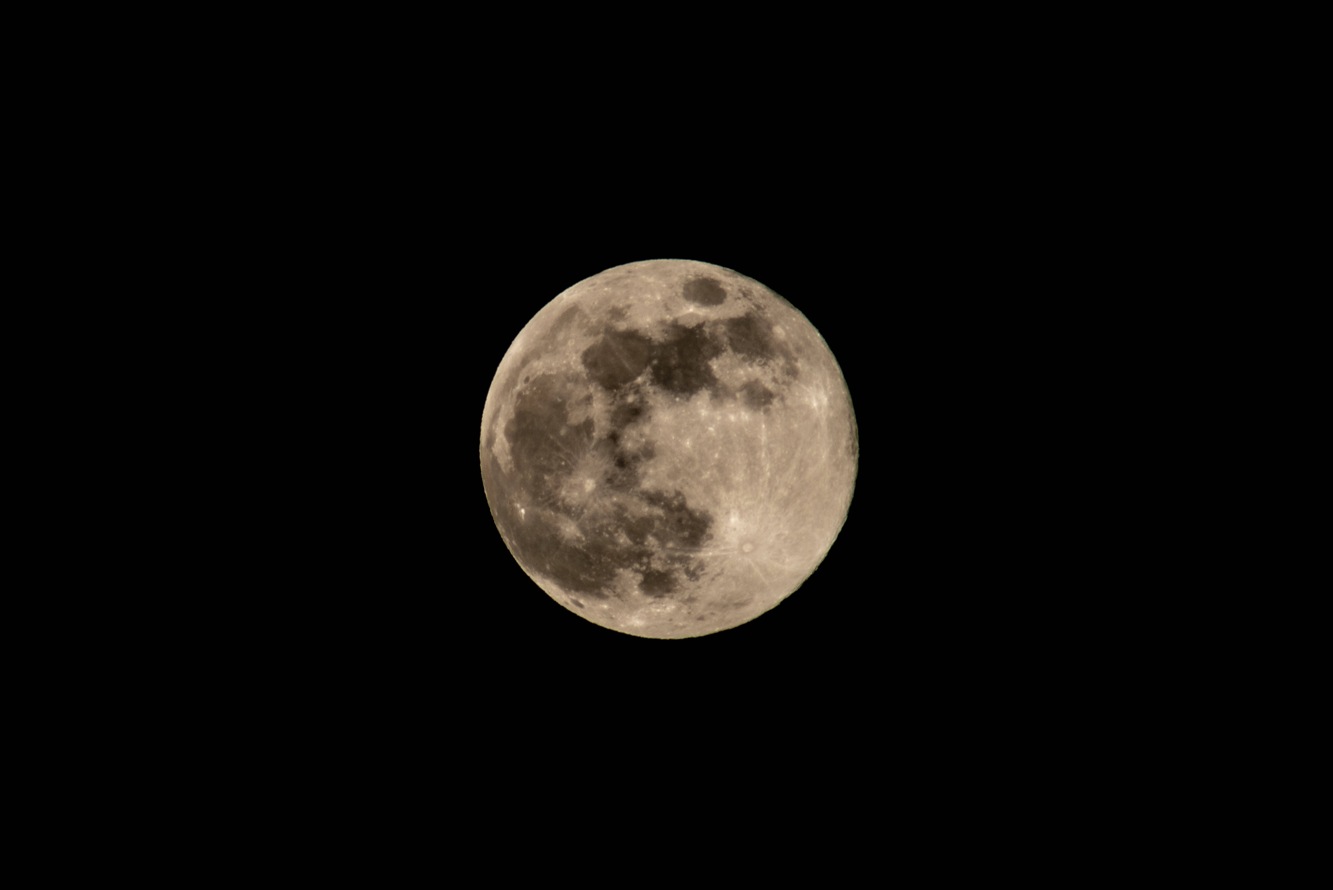 Isang Waning Full Moon Laban sa Background ng Isang Mabituing Kalangitan sa Gabi Wallpaper
