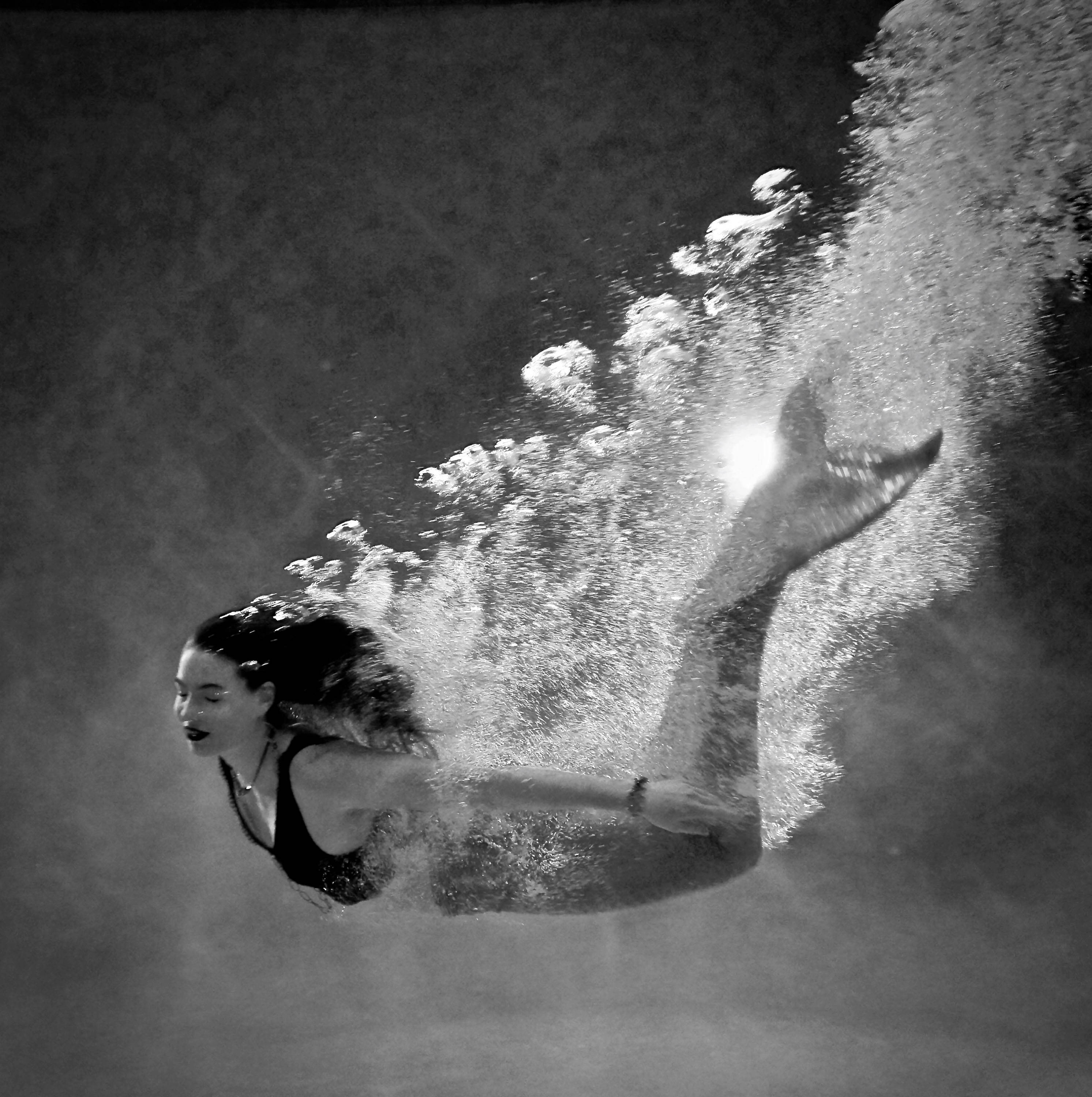 Itim at Puti na Babaeng Sirena Wallpaper