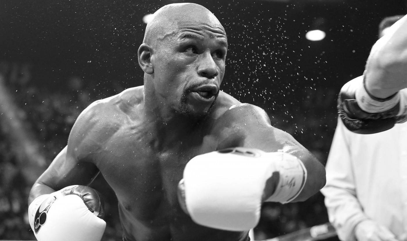 Itim at Puti na Si Floyd Mayweather na Sumusuntok Wallpaper