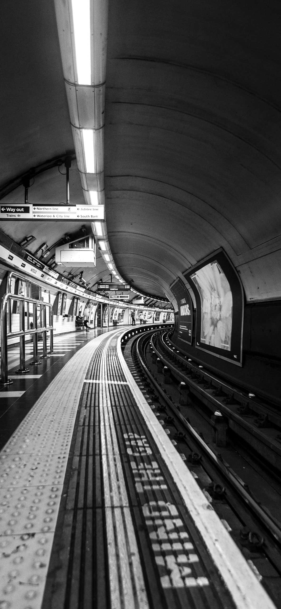 Itim at Puti na Waterloo Station Tracks Wallpaper