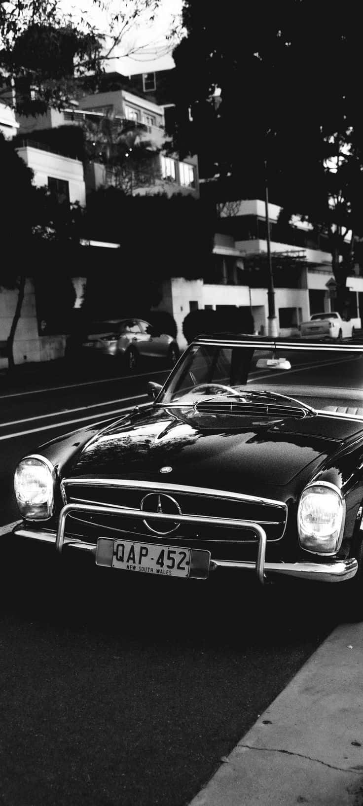 Itim at Puting Lumang Model ng Sasakyan na Mercedes Wallpaper