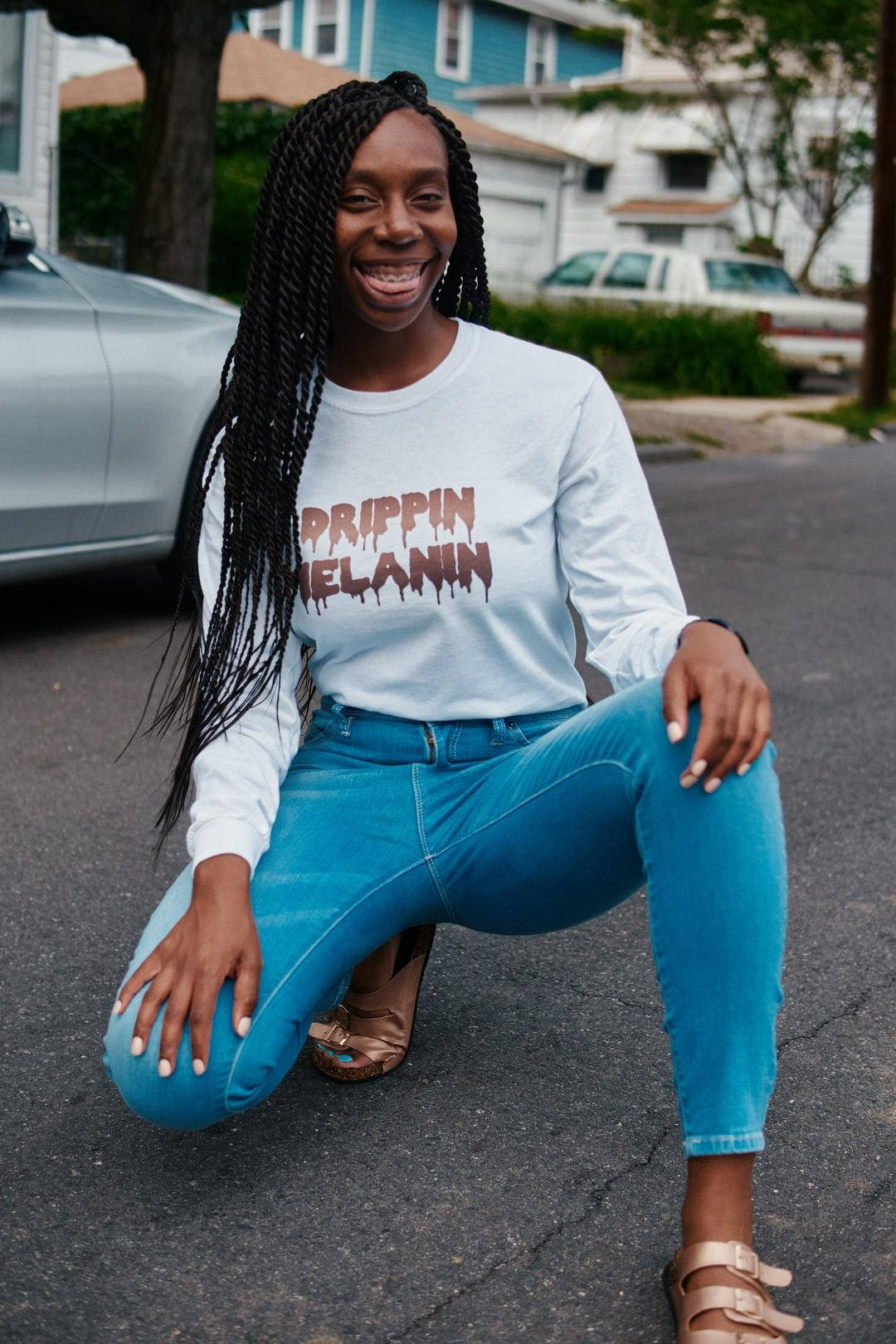 Itim na Babaeng Baddie na May Drippin' Melanin na T-Shirt Wallpaper