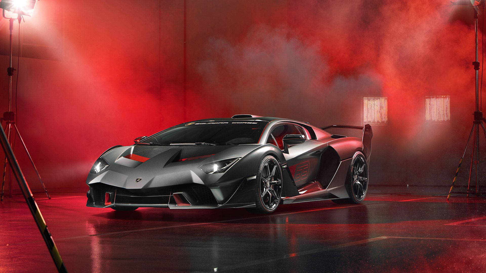 Itim na Lamborghini na May Pulang Usok Wallpaper