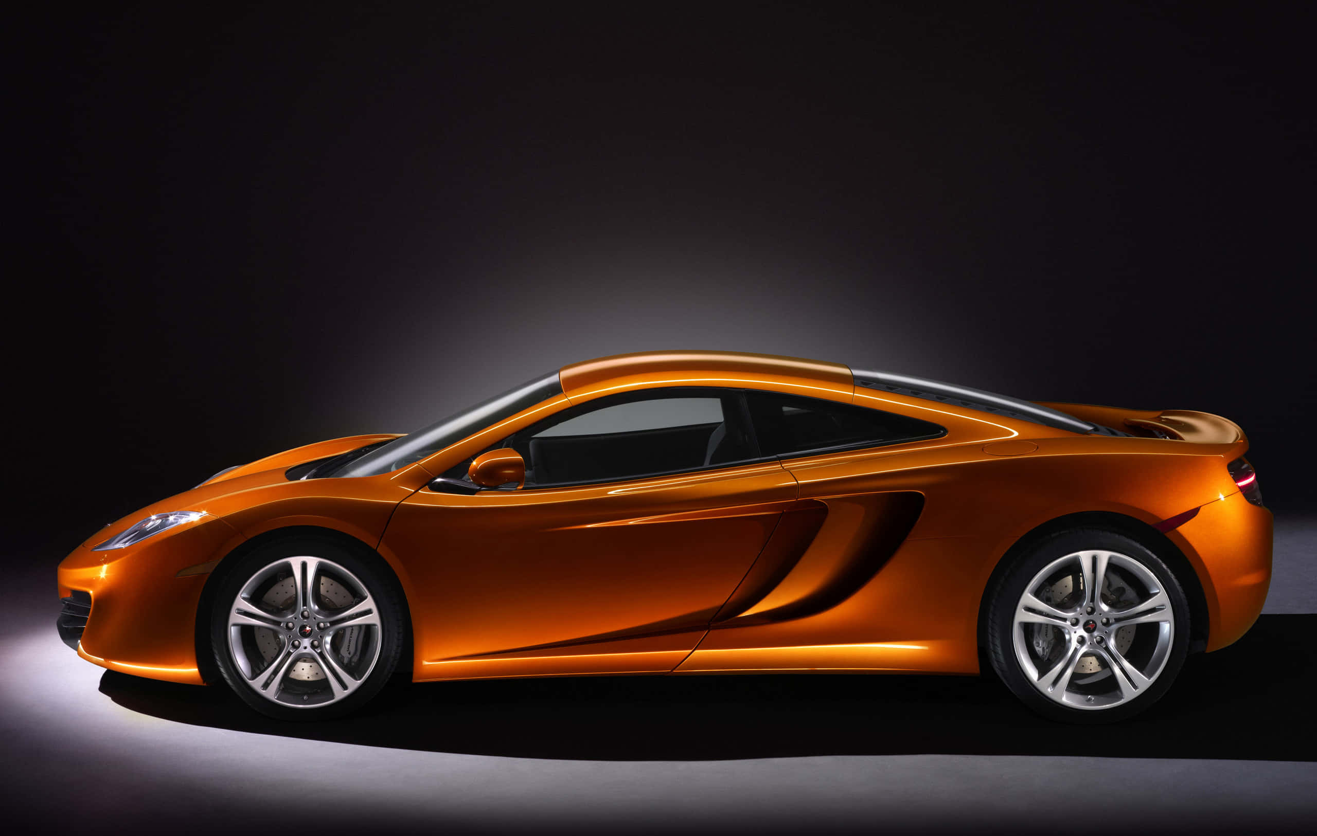 Itim na Luxury Supercar sa Magandang Tanawin Wallpaper