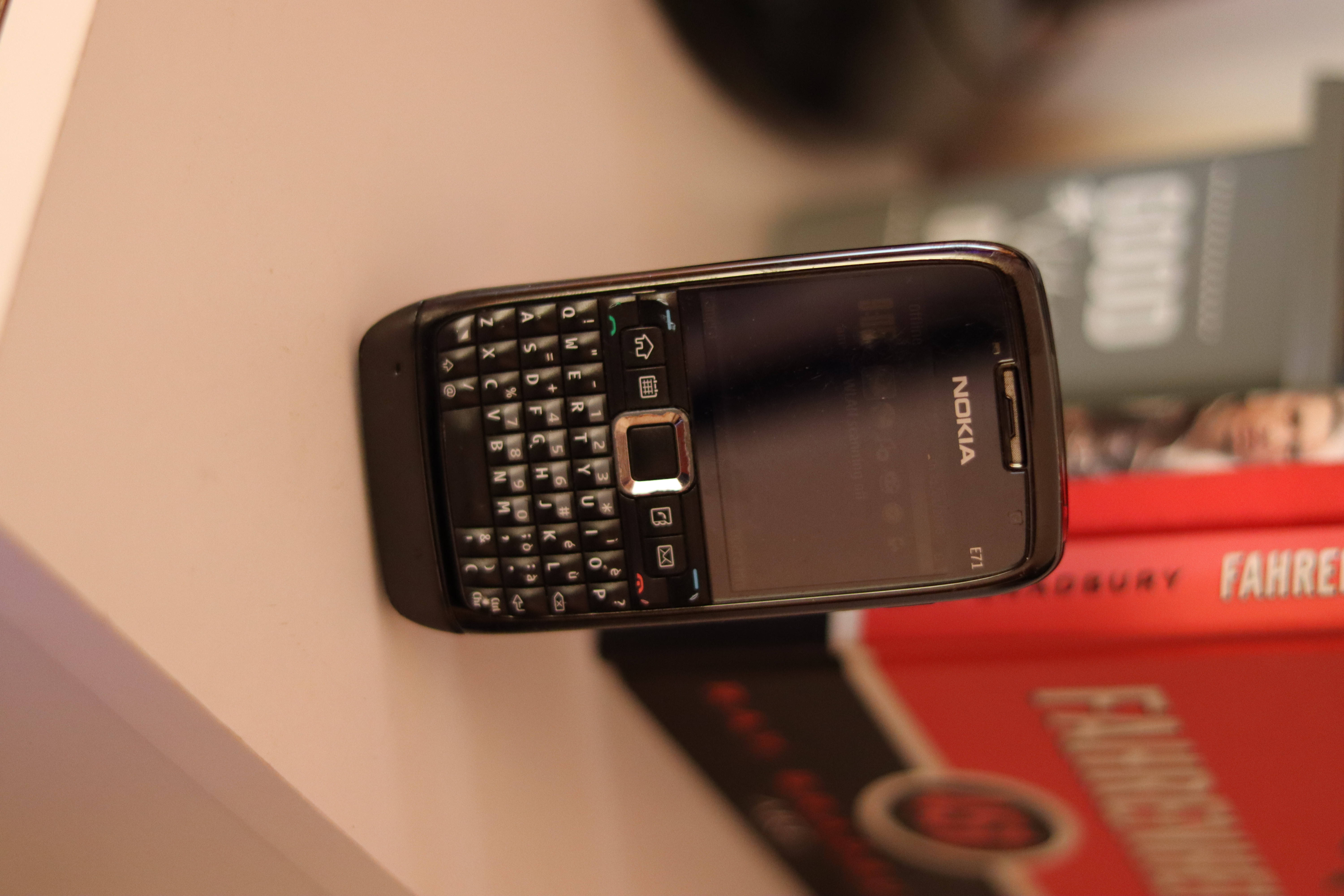 Itim na Nokia E71 Wallpaper