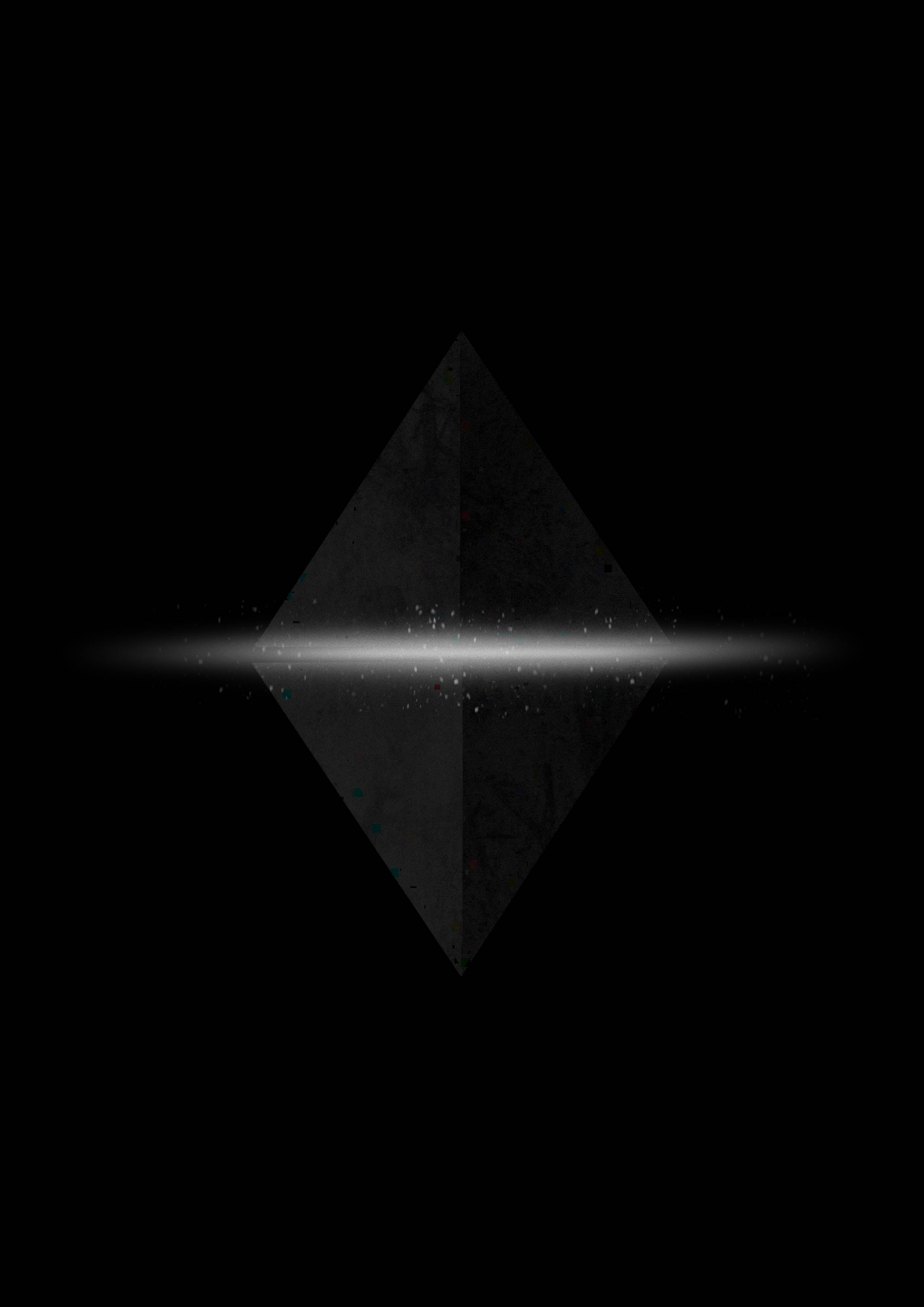Itim na Piramide na may Salamin na Kopya Wallpaper