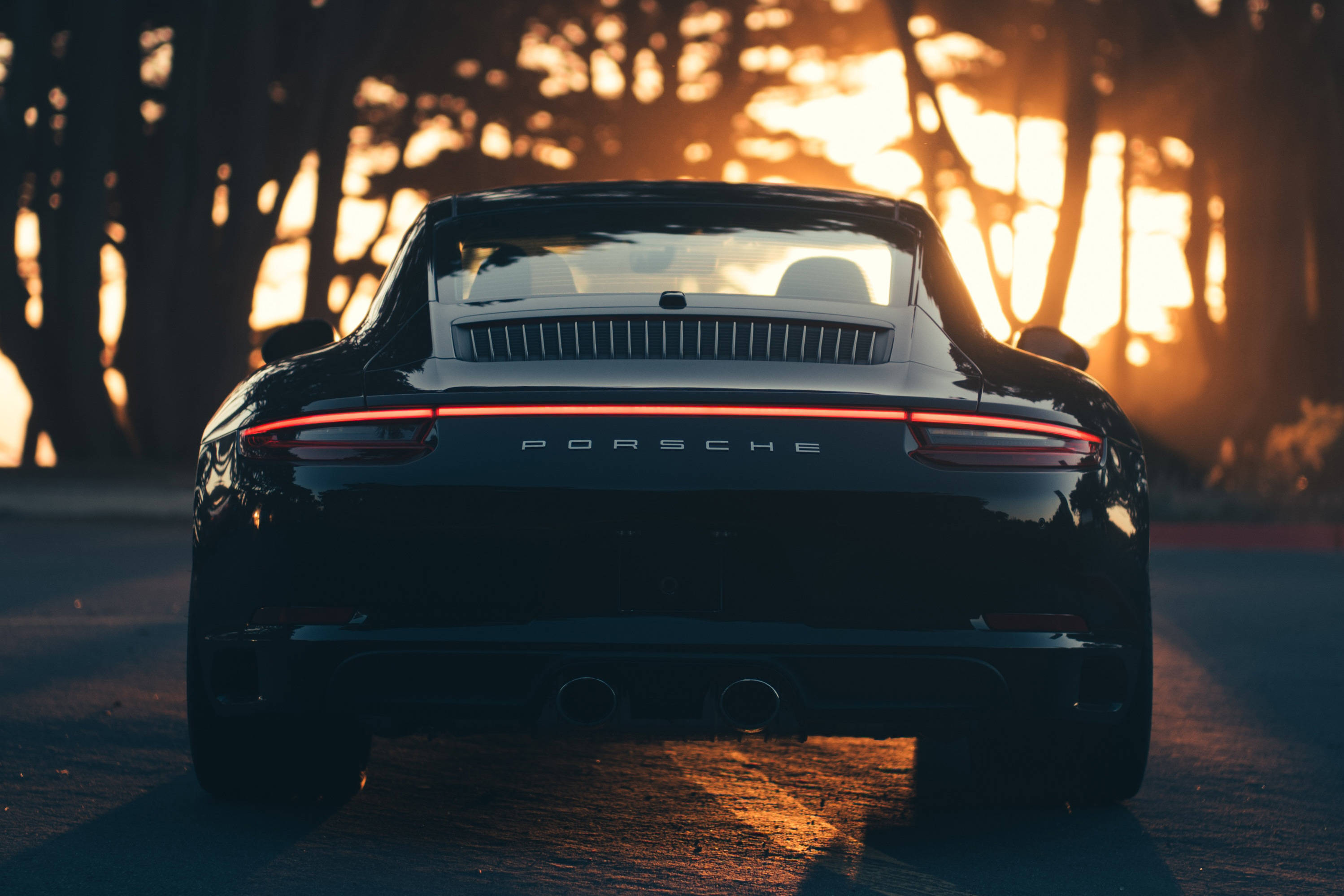 Itim na Porsche 911 na Nanonood ng Paglubog ng Araw Wallpaper