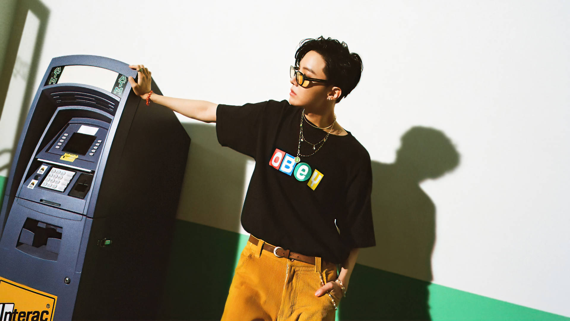 J-Hope Nagpapose Kasama ang ATM Wallpaper