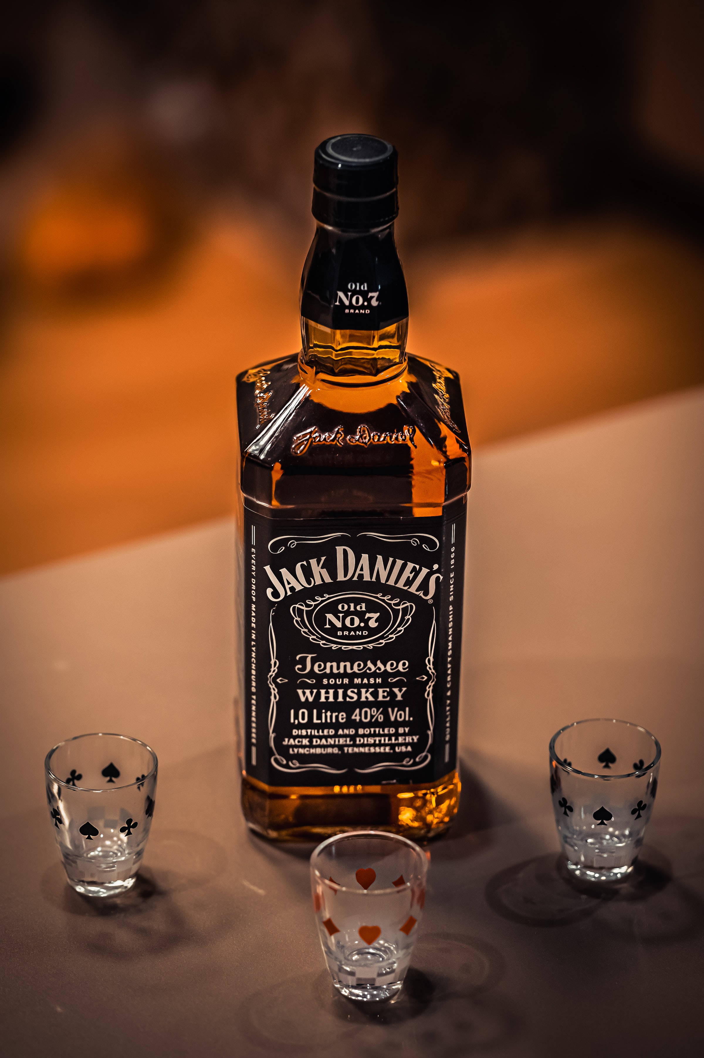 Jack Daniels Whiskey Bottle na may Shot Glasses Wallpaper