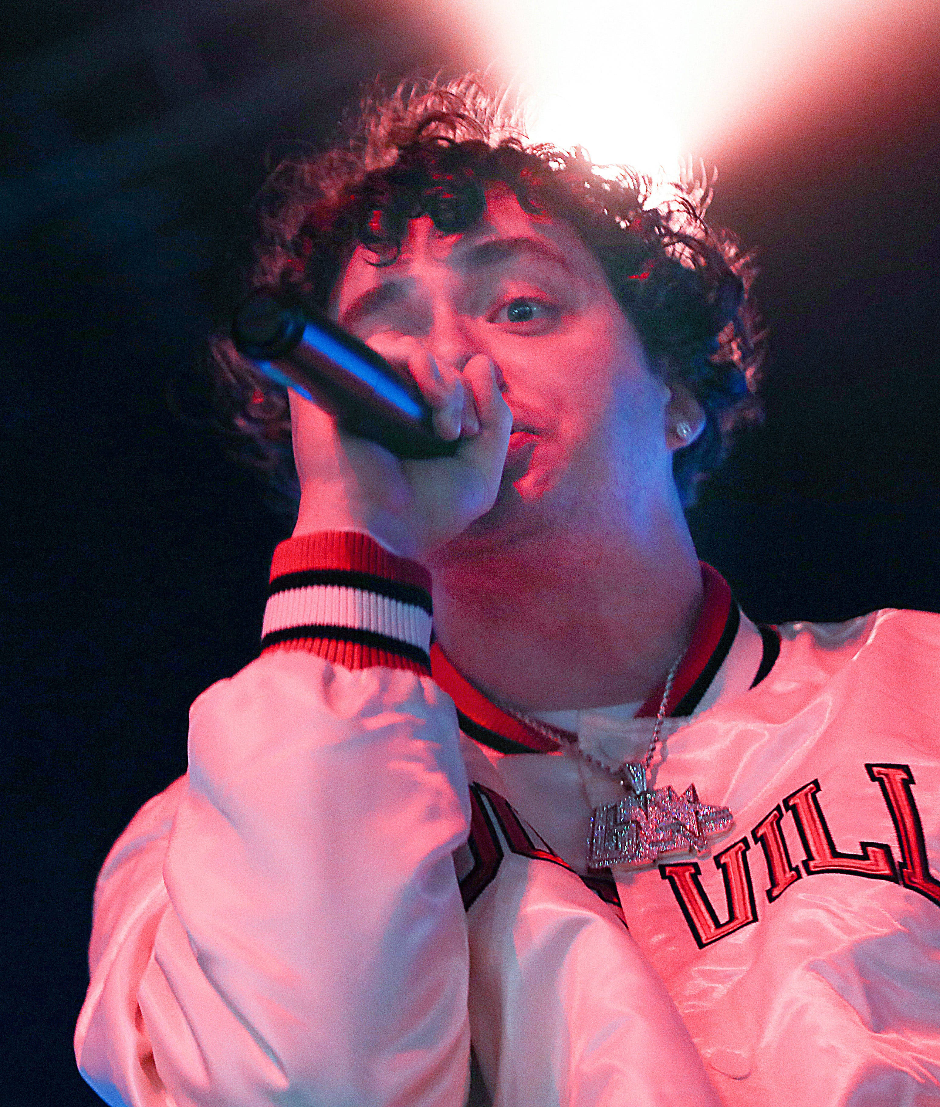 Jack Harlow na May Hawak na Mikropono Wallpaper