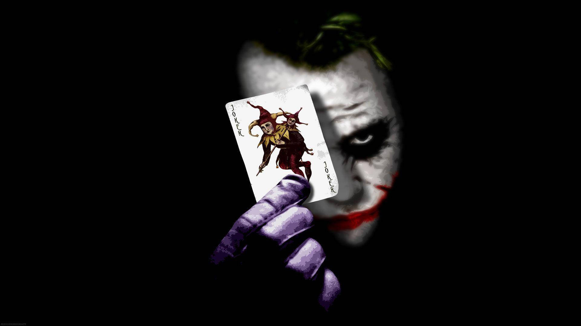 Joker na May Hawak na Card Wallpaper