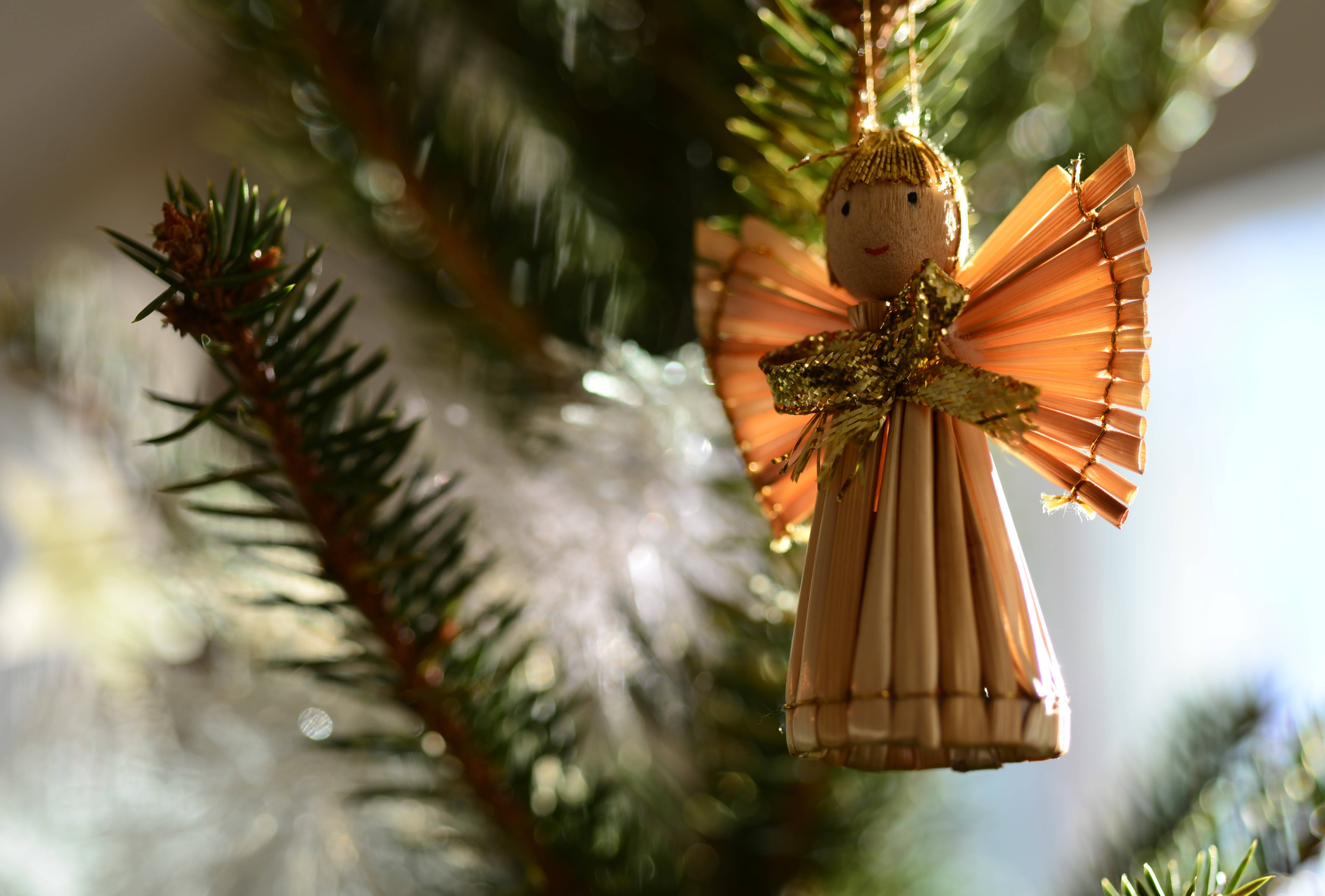 Kaakit-akit na Handmade na Straw na Anghel ng Pasko Wallpaper