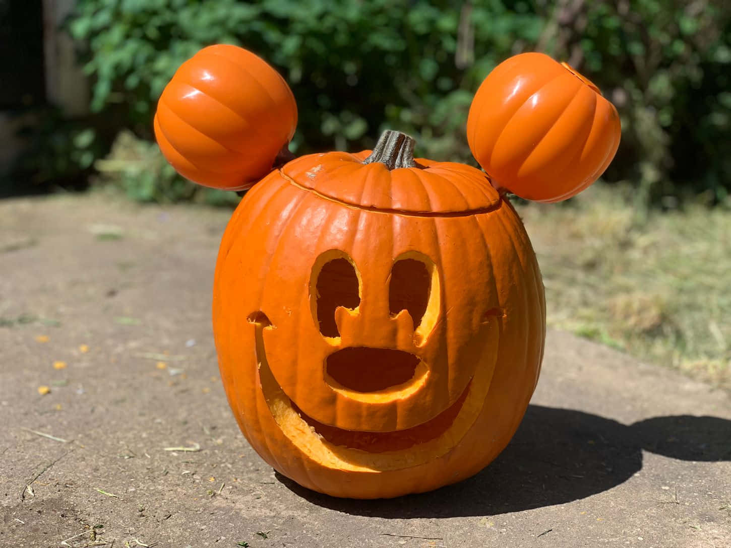 Kaakit-akit na Nagliliwanag na Halloween Pumpkin Wallpaper